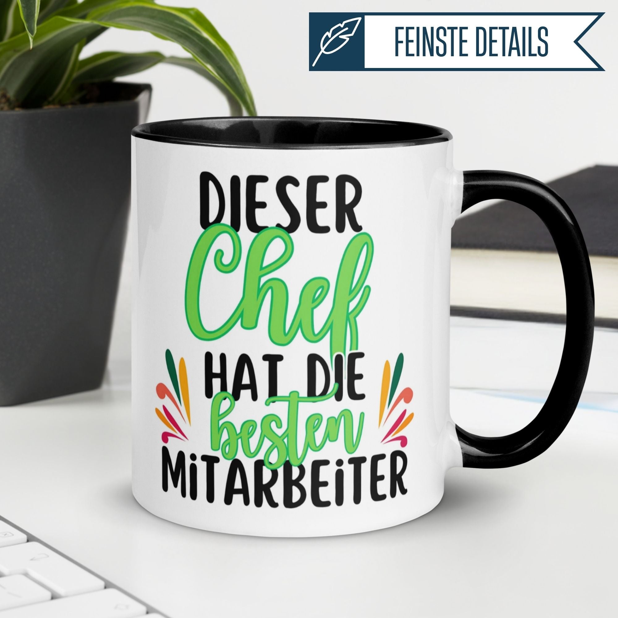 Momentals® Tasse mit Spruch "Dieser Chef hat die besten Mitarbeiter" in buntem Design, ideal als Abschiedsgeschenk.