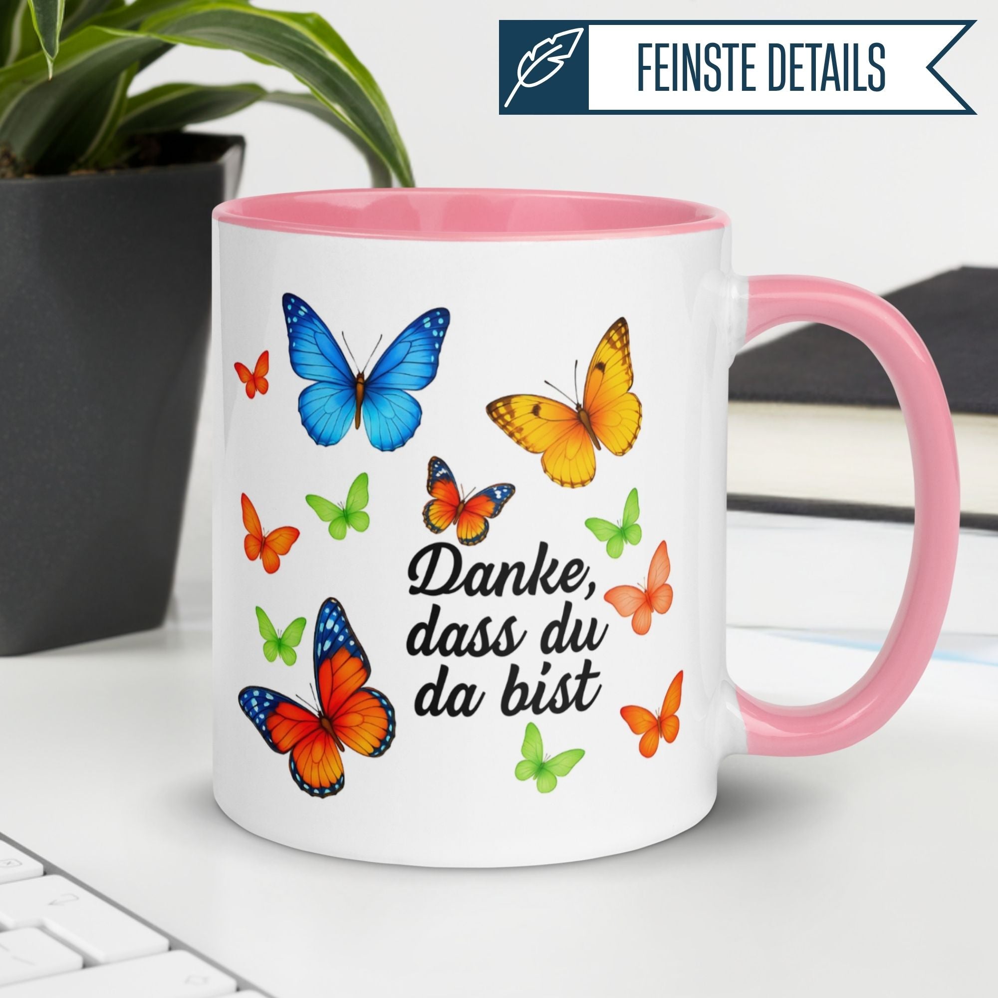 Momentals Tasse mit bunten Schmetterlingen und Dankesbotschaft "Danke, dass du da bist" auf weißem Hintergrund.