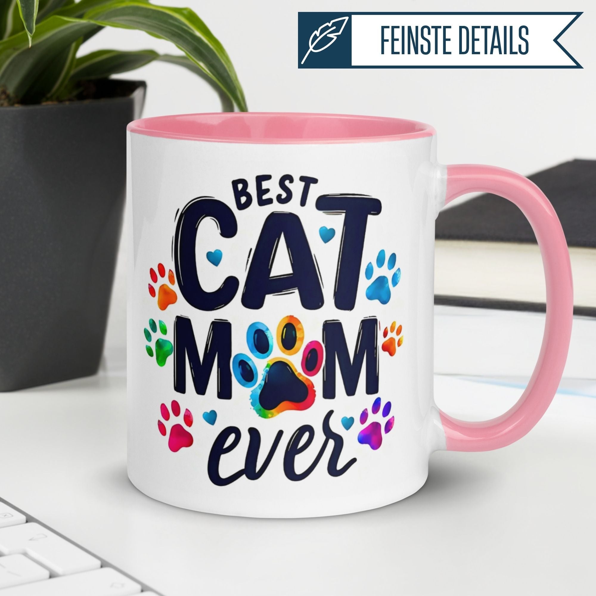 Momentals Tasse für Katzenliebhaber mit bunten Pfoten: "Best Cat Mom Ever" in fröhlichem Design.