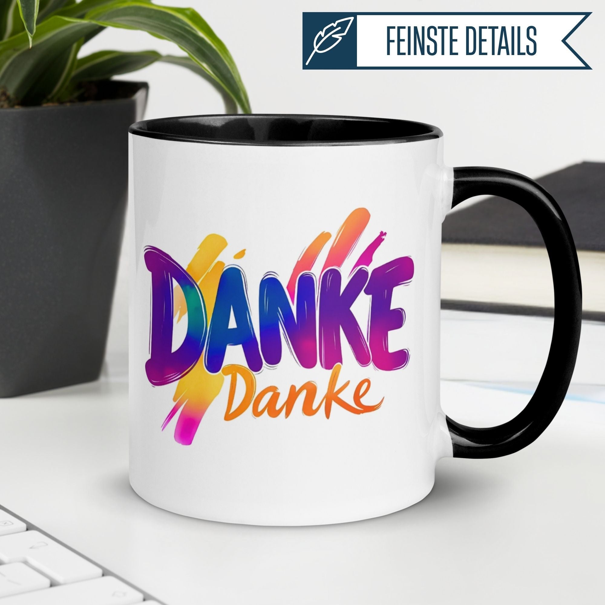 Momentals Tasse mit buntem "Danke Danke" Schriftzug für kreative Kaffeepausen.