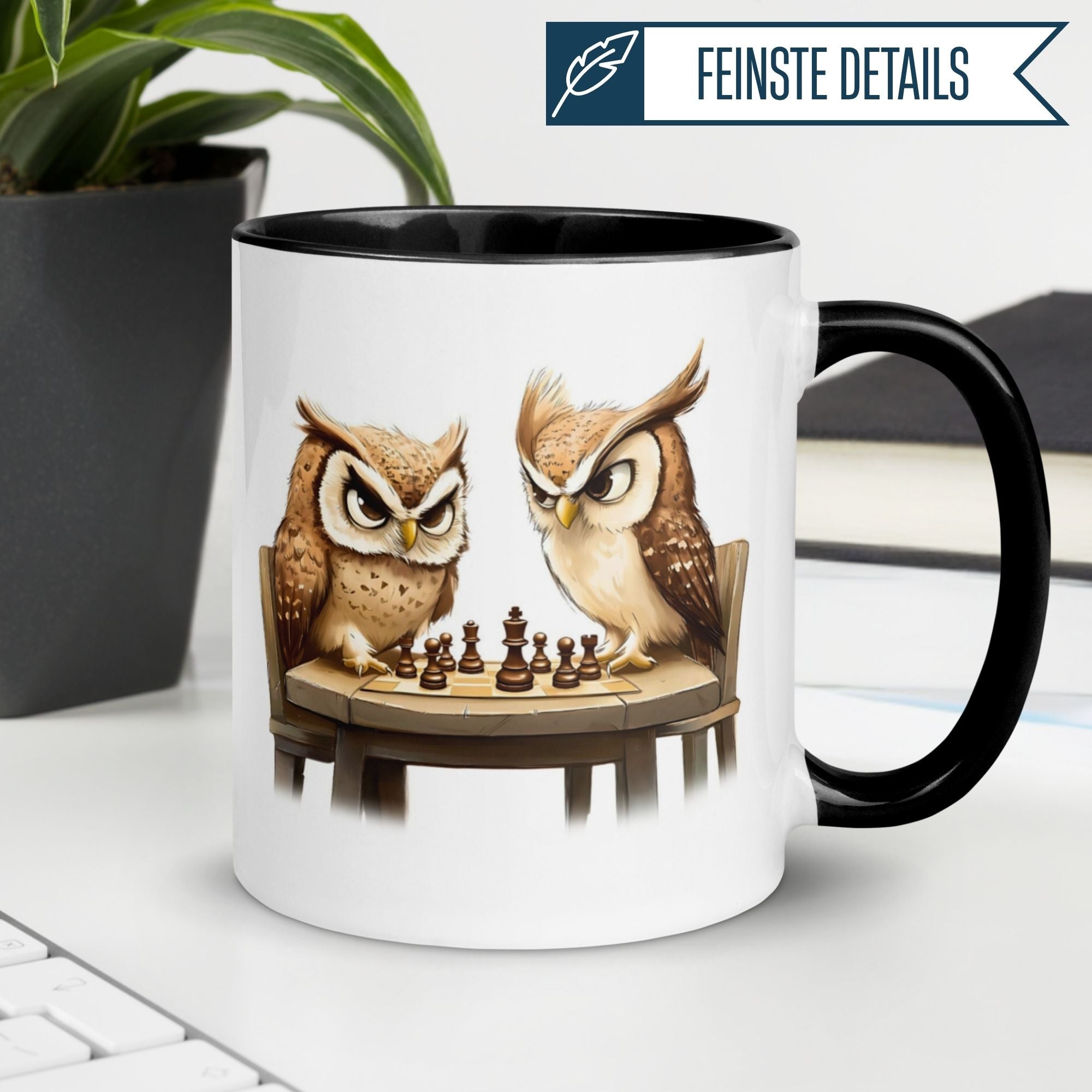Momentals Tasse mit zwei Eulen in einer Schachpartie, humorvolles Design für Tierliebhaber.