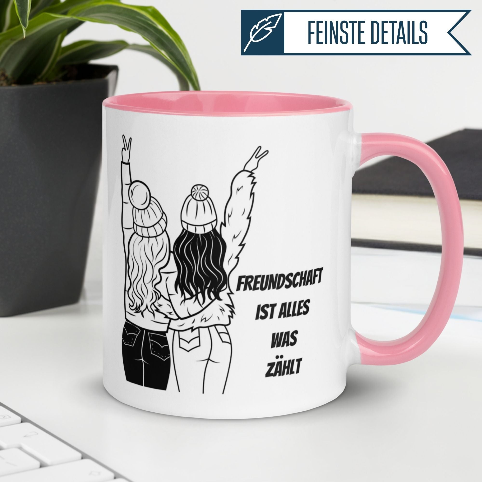 Momentals® Tasse mit zwei Freundinnen im Winter, Botschaft: "Freundschaft ist alles was zählt" in humorvollem Design.