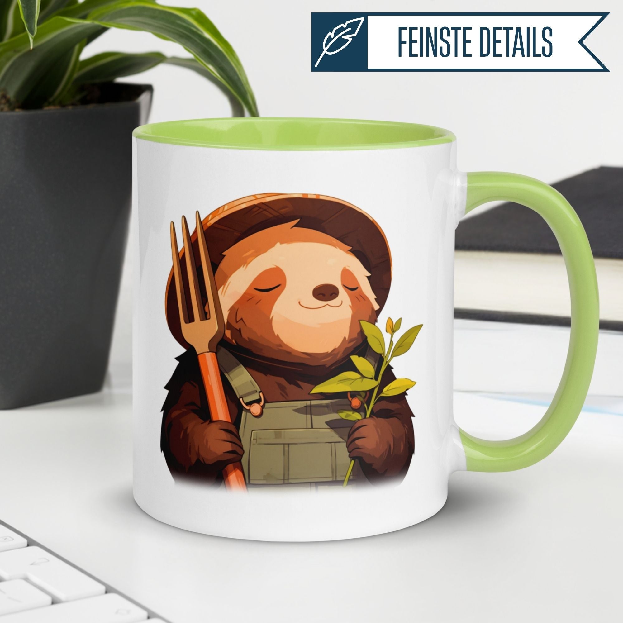 Momentals® Tasse mit Faultier als Gärtner, entspannendes Design mit Forke und Pflanze.