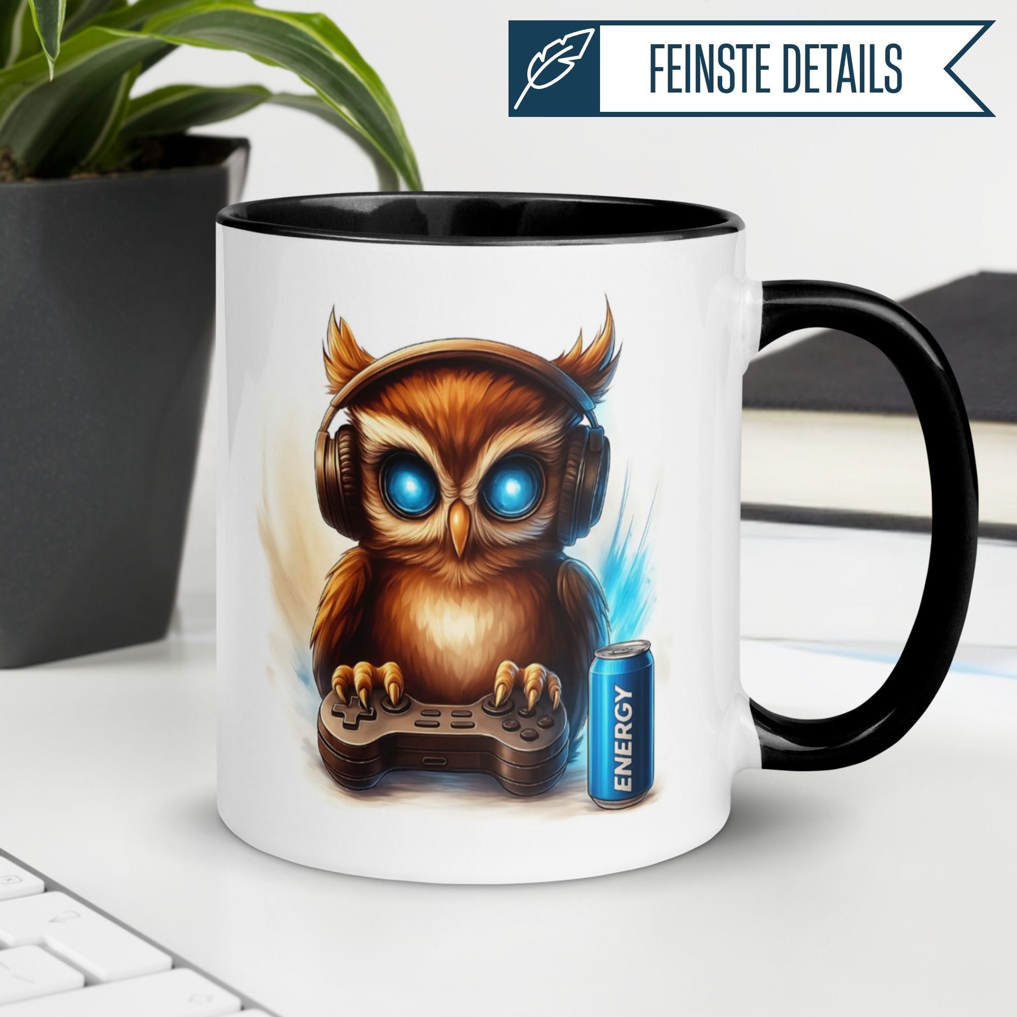 Momentals Tasse mit nachtaktiver Zocker-Eule, Gaming-Motiv, Kopfhörer und Gamepad.