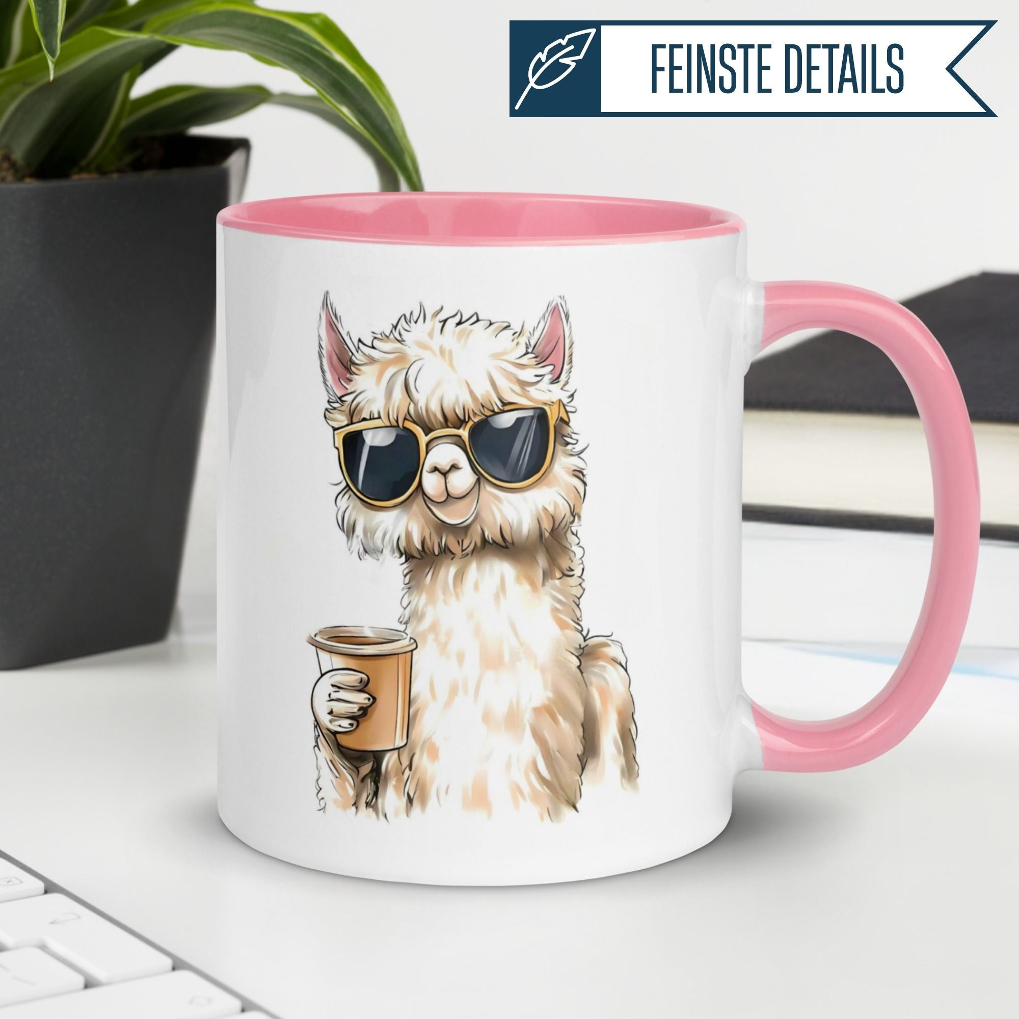 Momentals® Tasse mit einem chilligen Alpaka in Sonnenbrille und Kaffeebecher, rosa Innenraum.