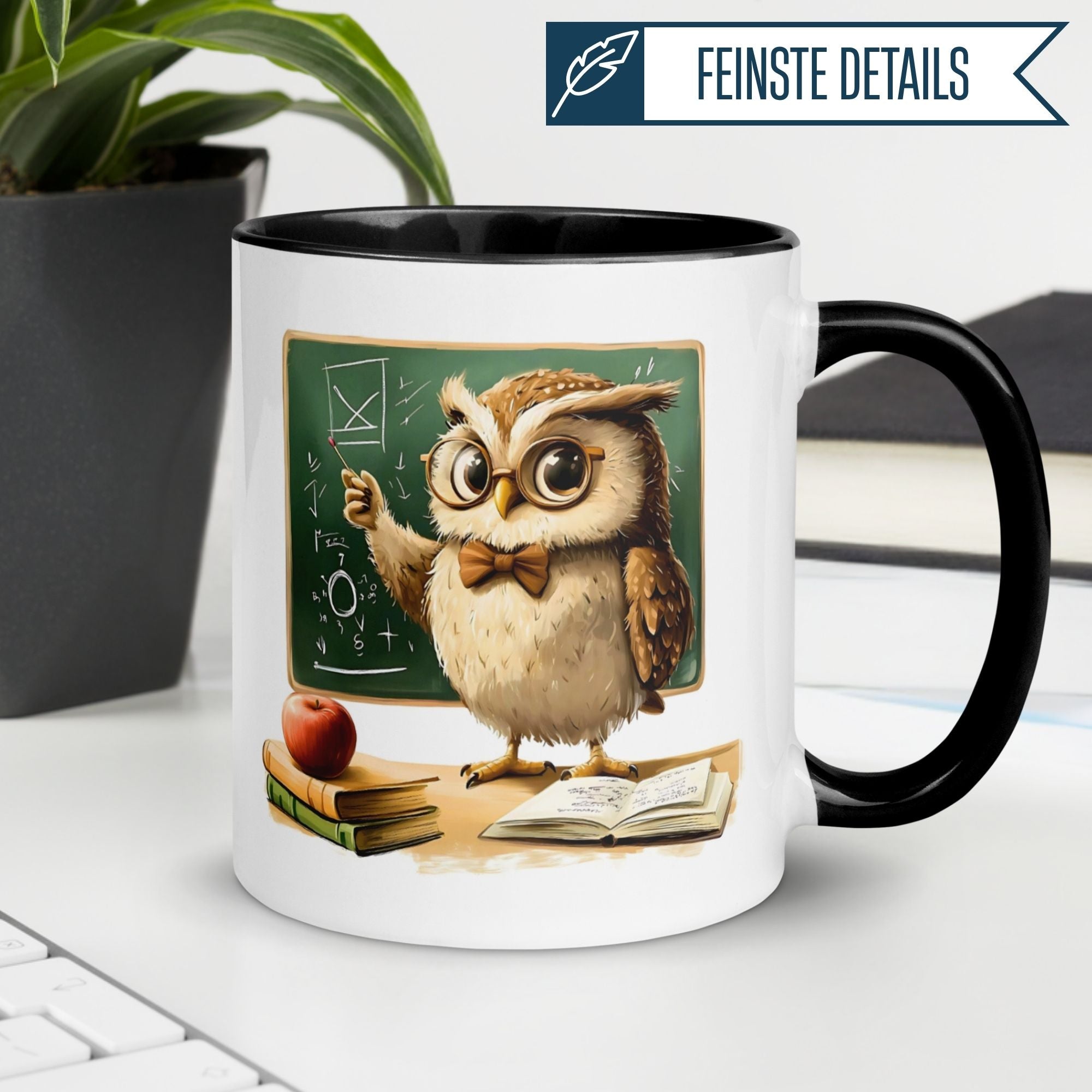 Momentals® Tasse mit Eule in Fliege, die vor einer Schultafel steht und mathematische Formeln erklärt.