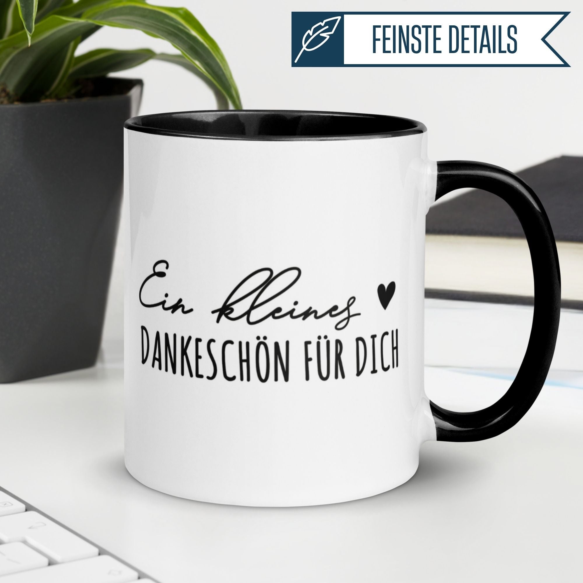 Momentals® Tasse Danke mit Herz-Motiv und Spruch "Ein kleines Dankeschön für dich" auf Schreibtisch.