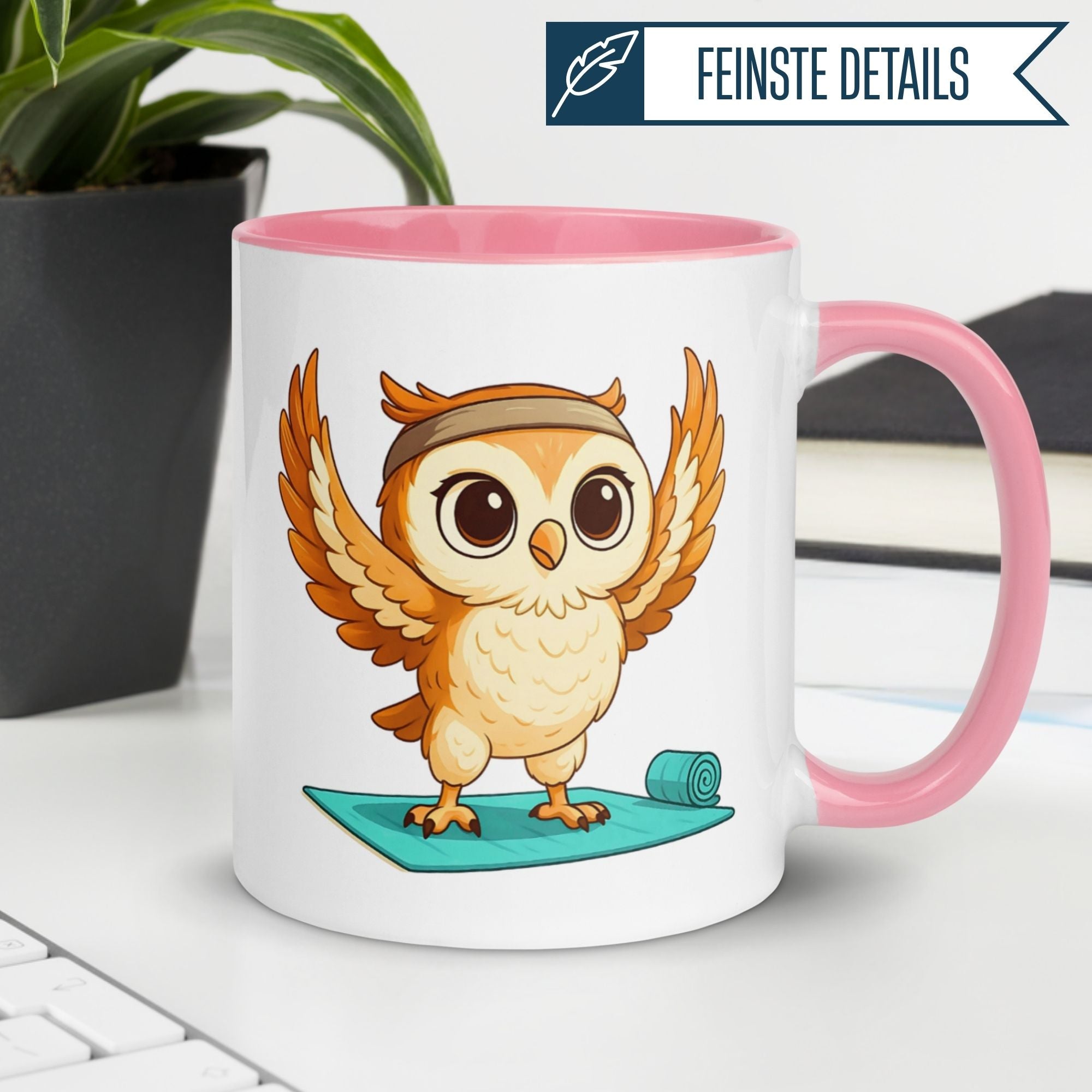 Momentals Tasse mit cartoonartiger Yoga Eule auf Gymnastikmatte, ideal für Tierfreunde und Fitnessliebhaber.
