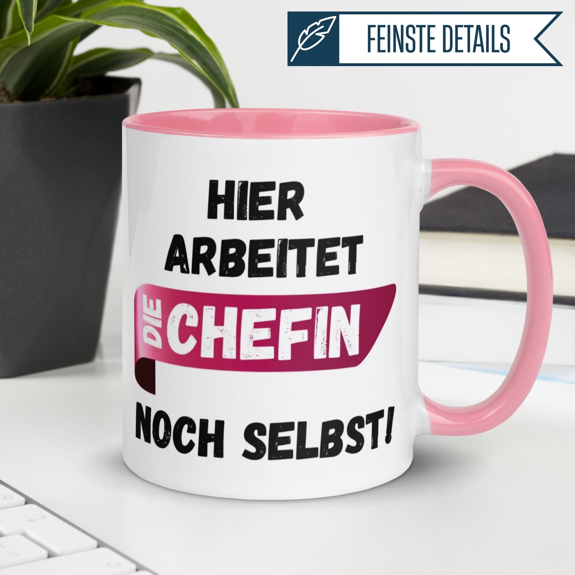 Momentals Tasse mit Spruch "Hier arbeitet die Chefin noch selbst!" in Pink-Schwarz für humorvolle Abschiede.