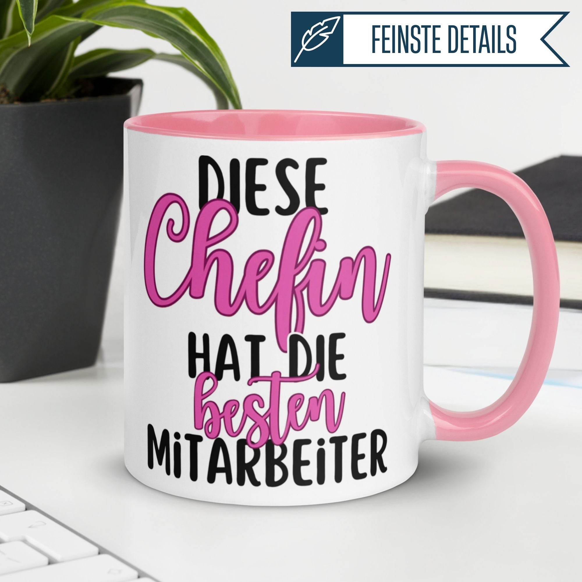 Momentals® Tasse für Chefin mit humorvollem Spruch und buntem Design, perfekt als Abschiedsgeschenk.