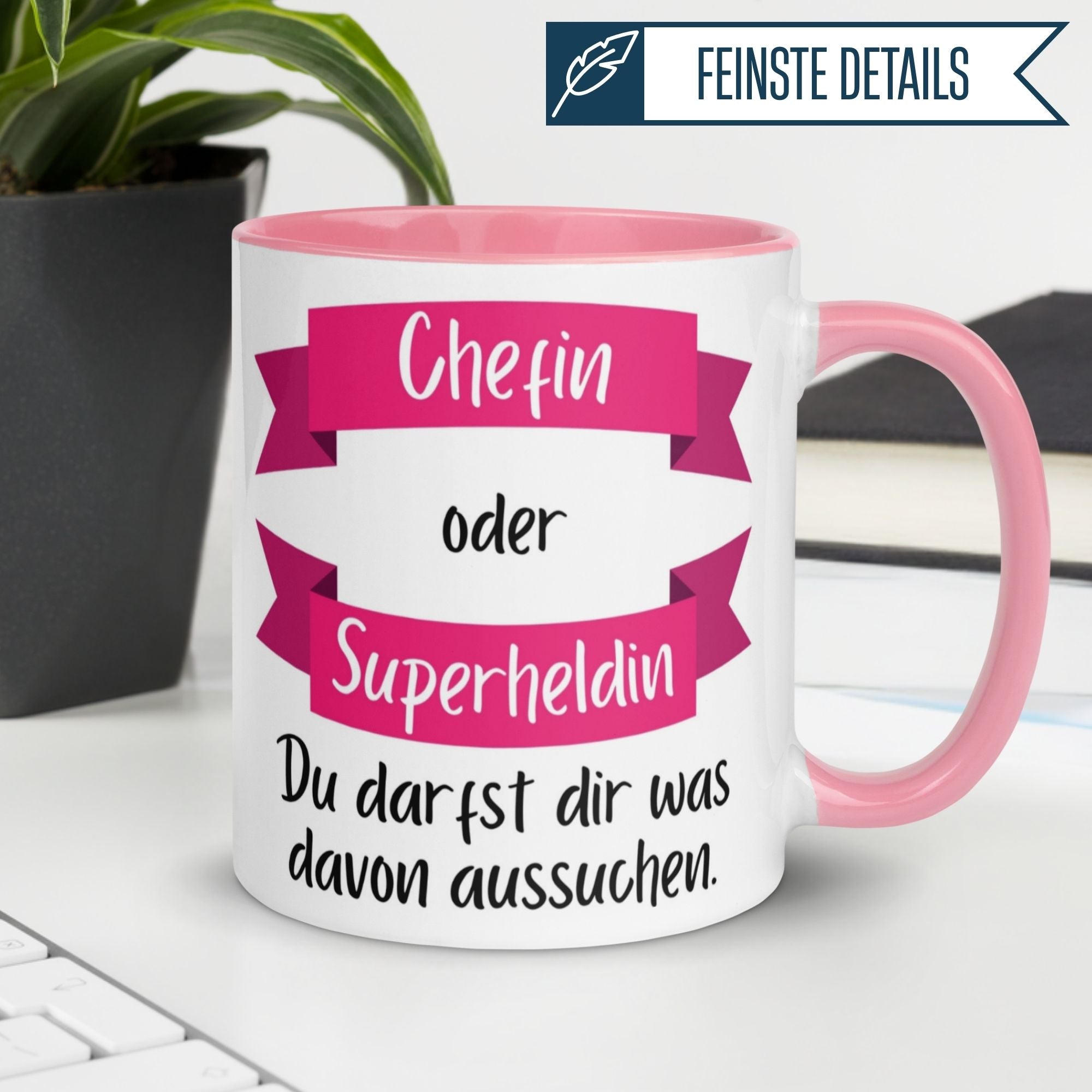 Momentals® Tasse Chefin mit pinken Banderolen, humorvollem Spruch und handschriftlicher Typografie.