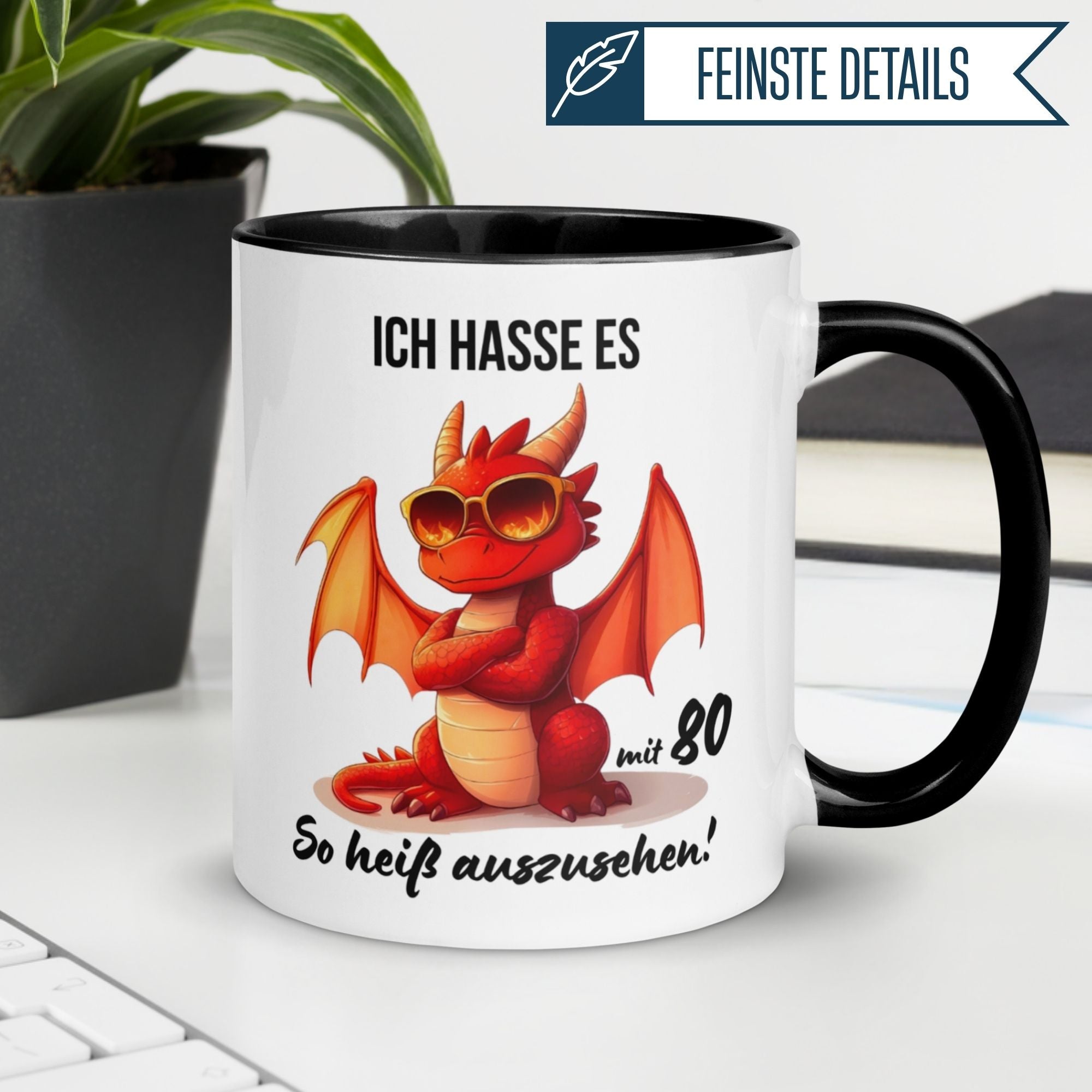 Momentals® Tasse für den 80. Geburtstag mit Drache und witzigem Spruch 'Ich hasse es, mit 80 so heiß auszusehen'.