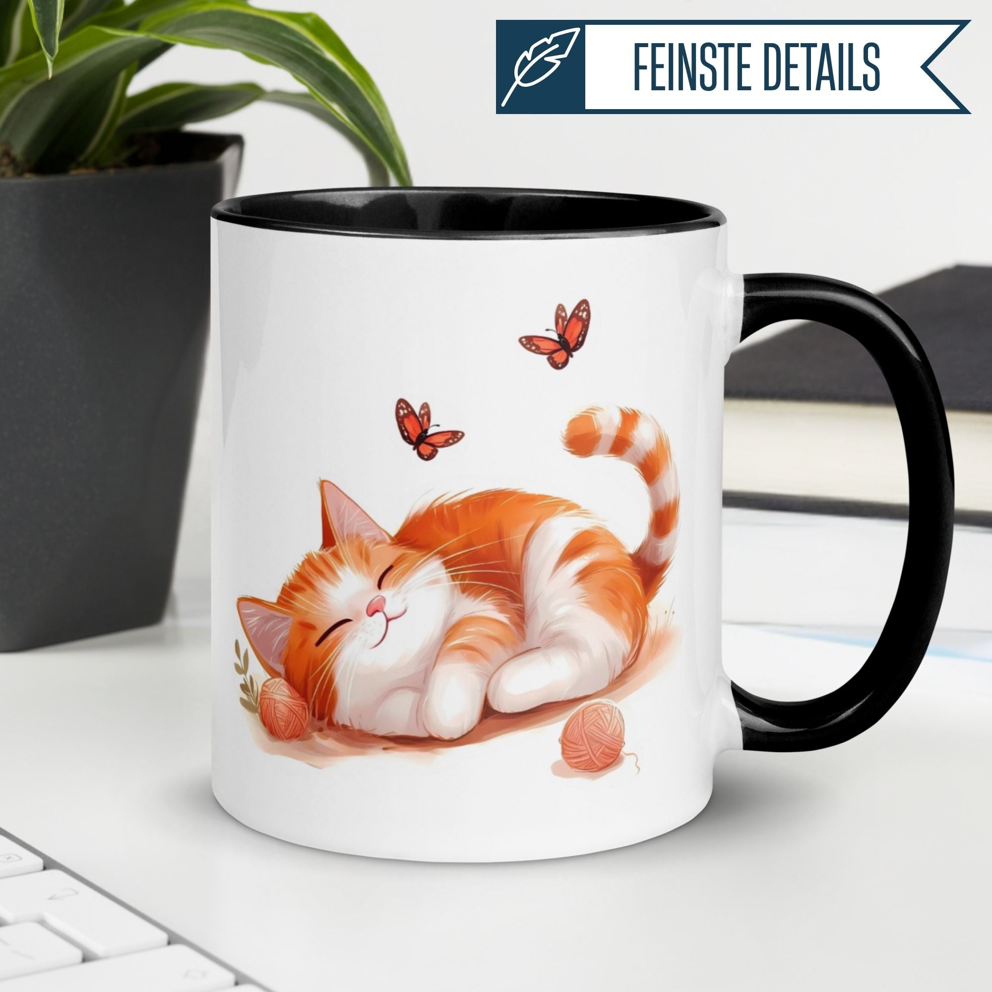 Momentals Tasse mit schlafender rotgetigerter Katze und Wollknäueln, perfekt für Morgenmuffel.