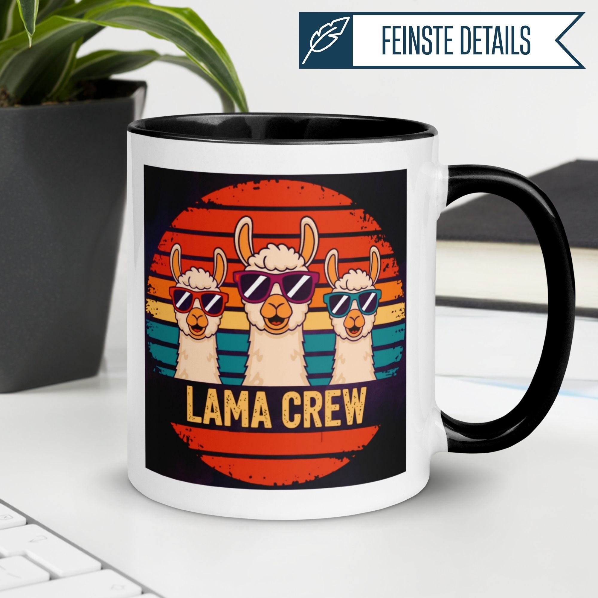 Momentals® Tasse mit Lama Crew: drei stylische Lamas in Sonnenbrillen auf retro Hintergrund