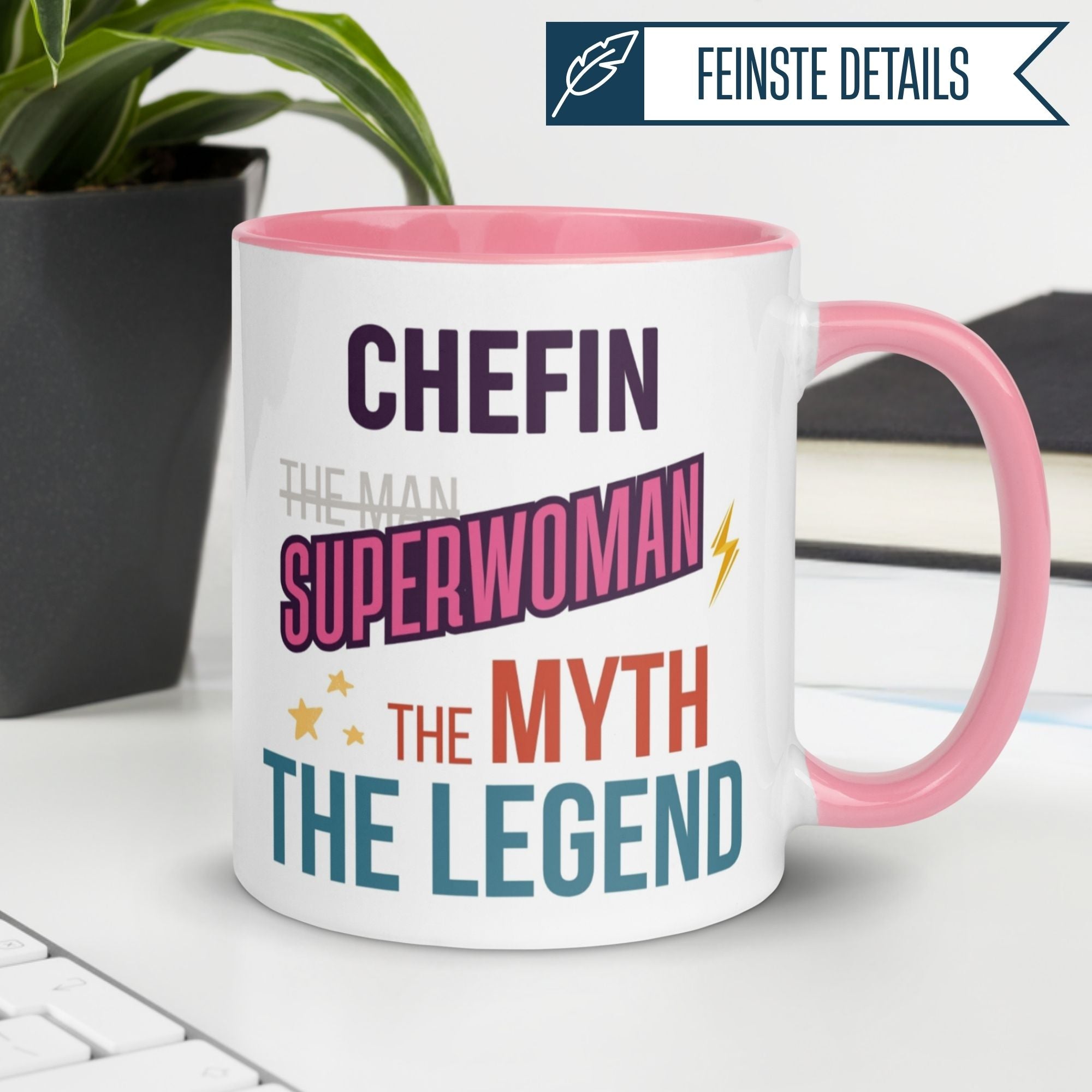Momentals Tasse Chefin mit humorvollem Design: "Superwoman - The Myth - The Legend" in lebendigen Farben.