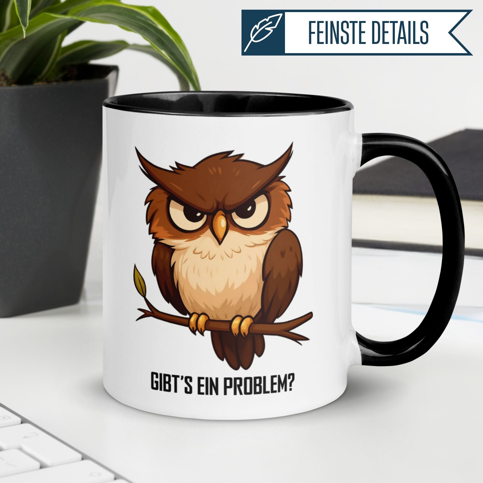 Momentals® Tasse mit witziger Eule und Spruch "Gibt's ein Problem?" auf einem Tisch neben einer Pflanze.