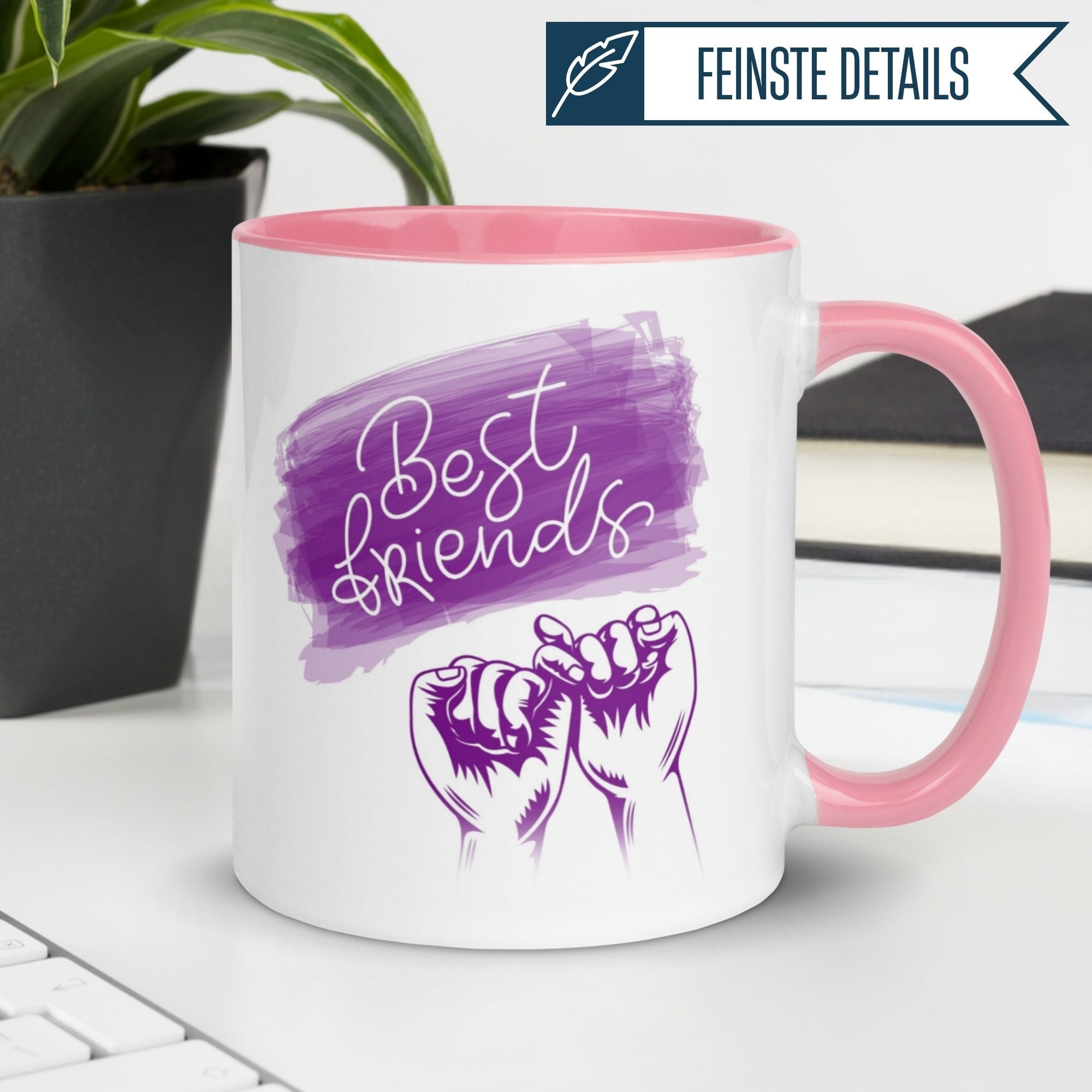 Momentals Tasse mit Pinky Promise Design für beste Freunde, lila Hintergrund und pinker Griff.