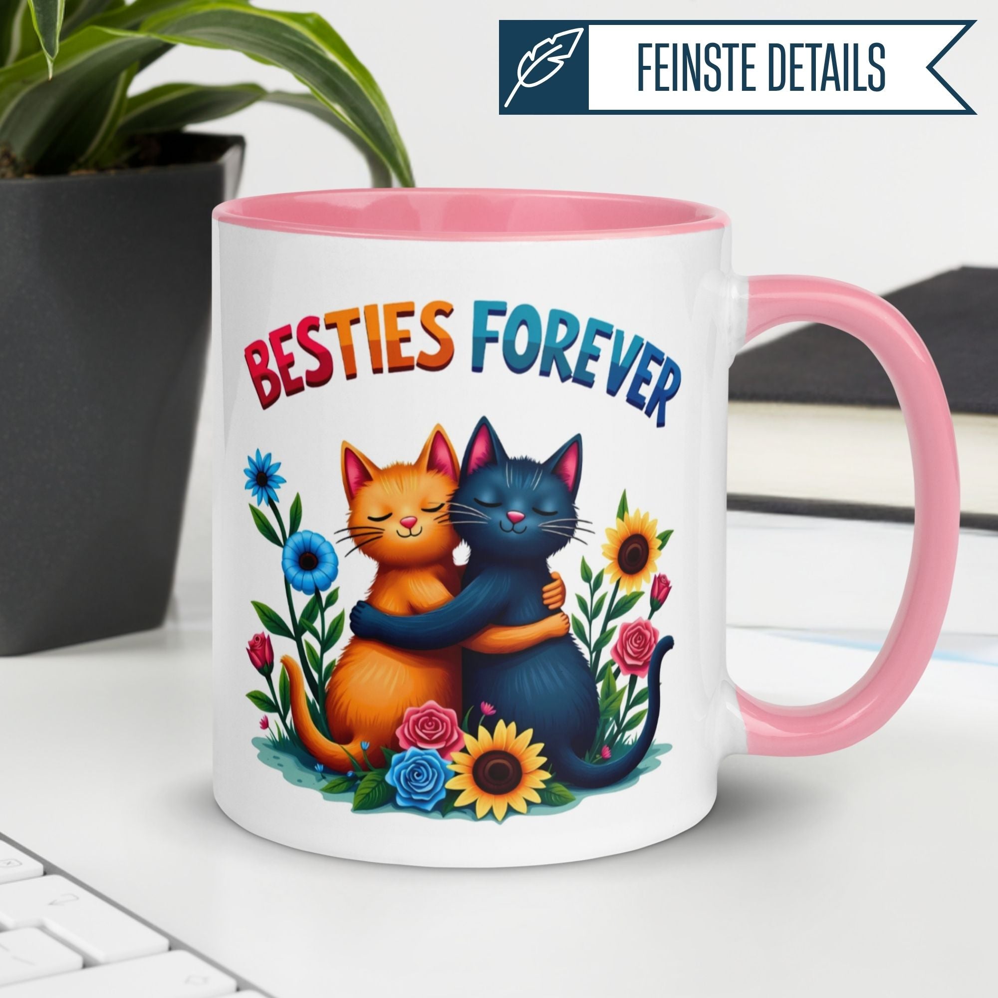 Momentals® Tasse mit zwei umarmenden Katzen und bunten Blumen, Schriftzug 'Besties Forever'.