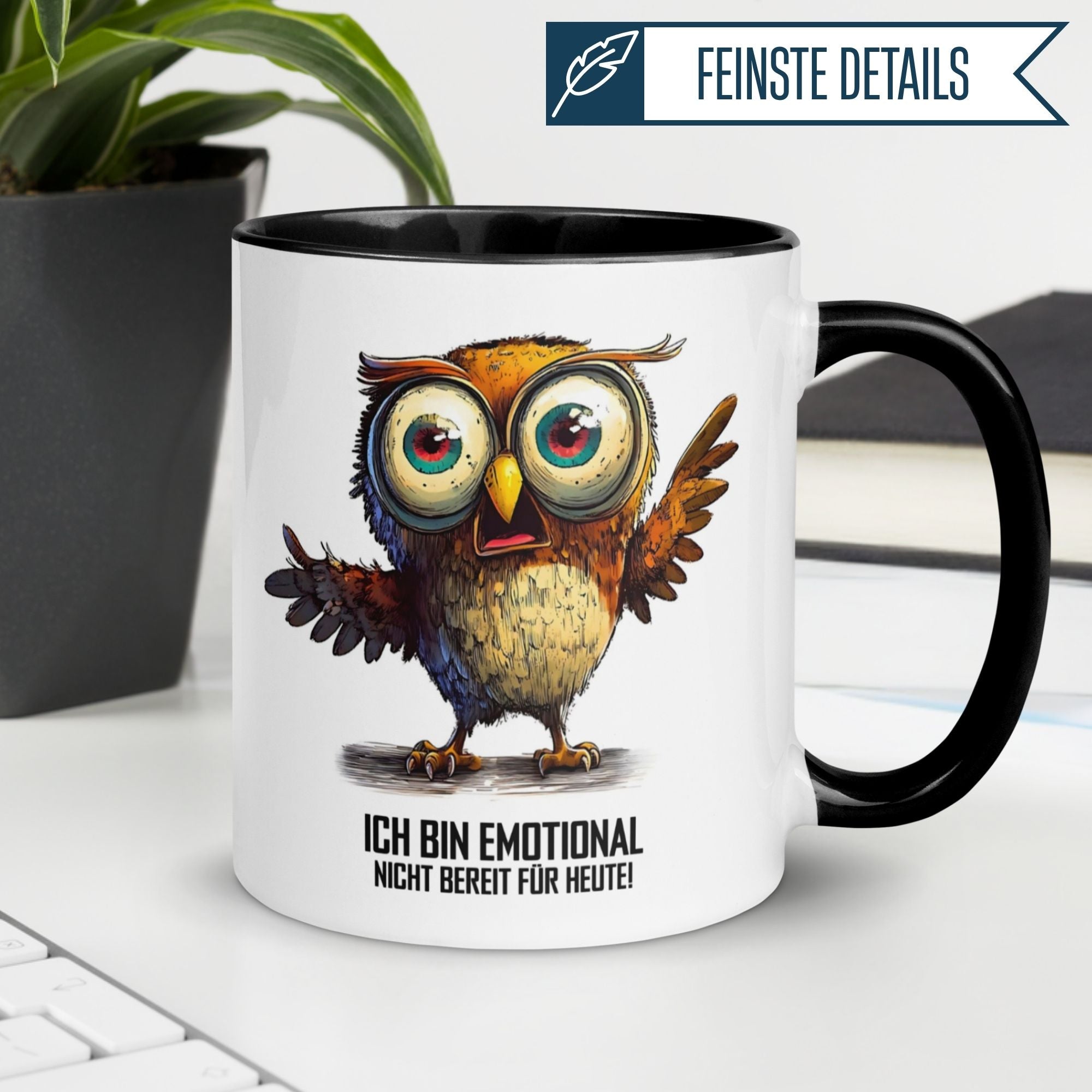 Momentals® Tasse mit Eulenmotiv und Spruch "Ich bin emotional nicht bereit für heute!" auf Schreibtisch.