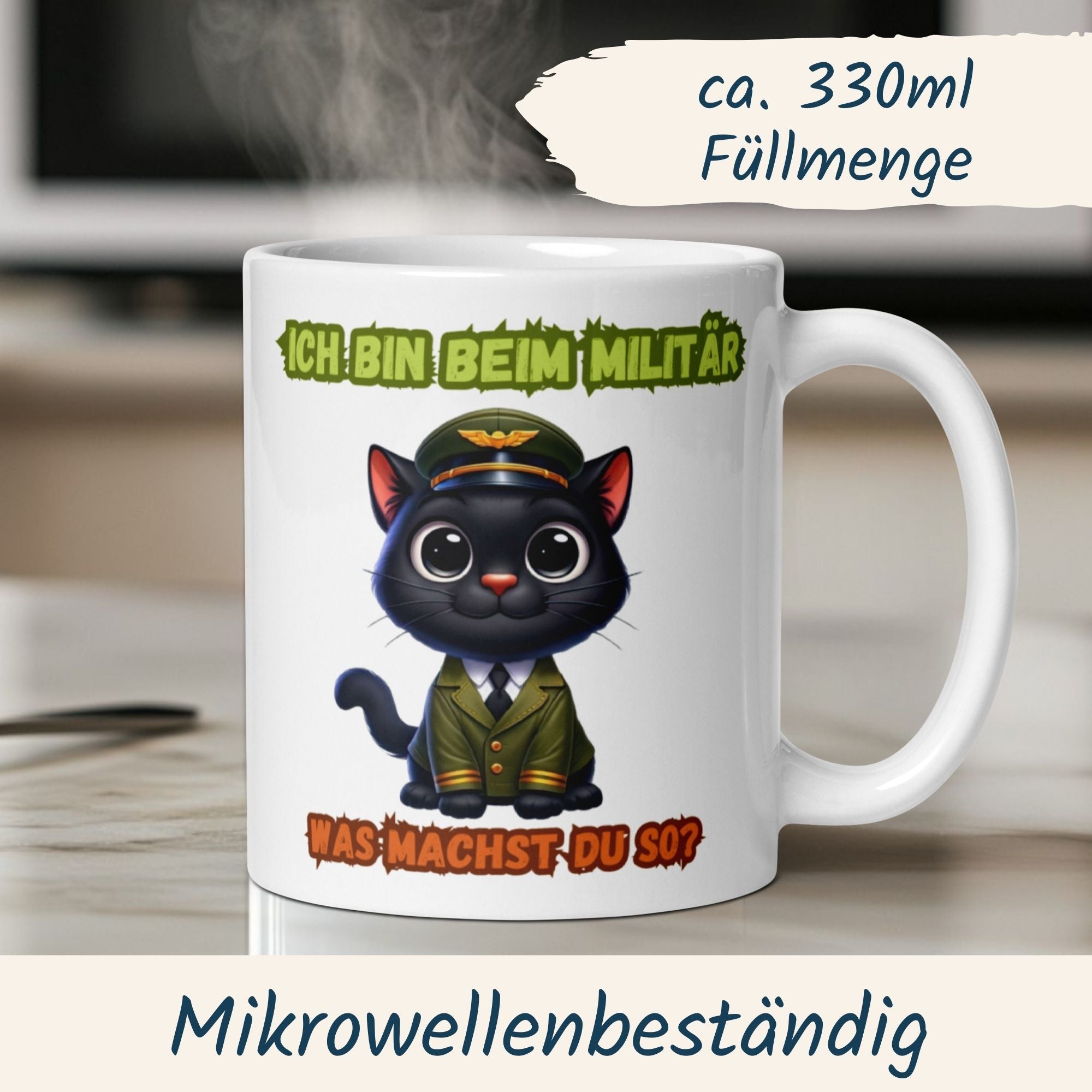 Momentals® Tasse mit schwarzer Katze in Militäruniform und Spruch 'Ich bin beim Militär – Was machst du so?'