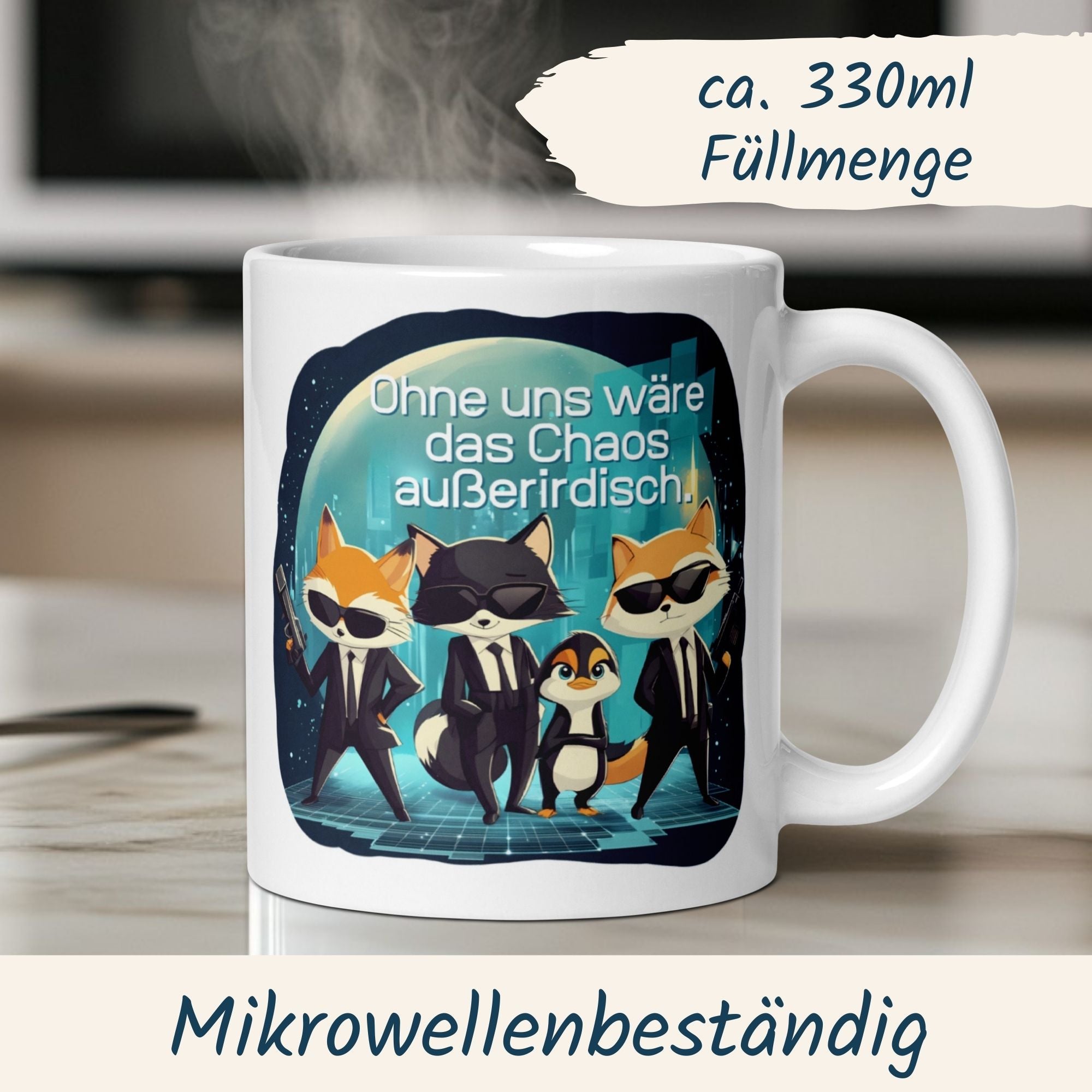 Humorvolle Tasse Teamwork mit Spruch „Ohne uns wäre das Chaos außerirdisch“ und tierischen Agenten.
