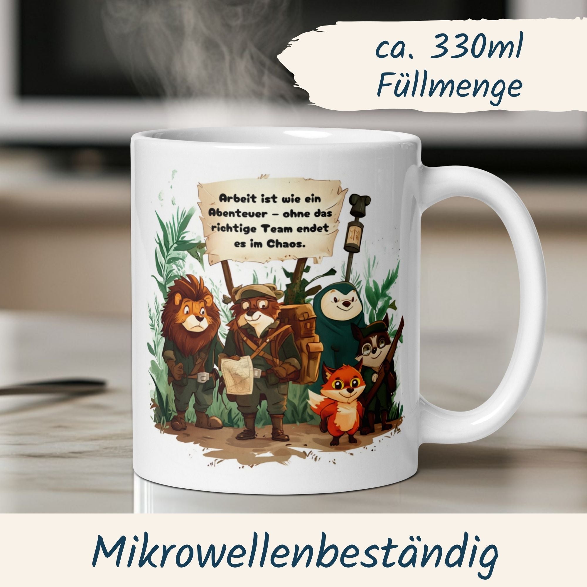 Humorvolle Teamwork Tasse mit tierischen Abenteurern und Spruch für Büro-Atmosphäre.