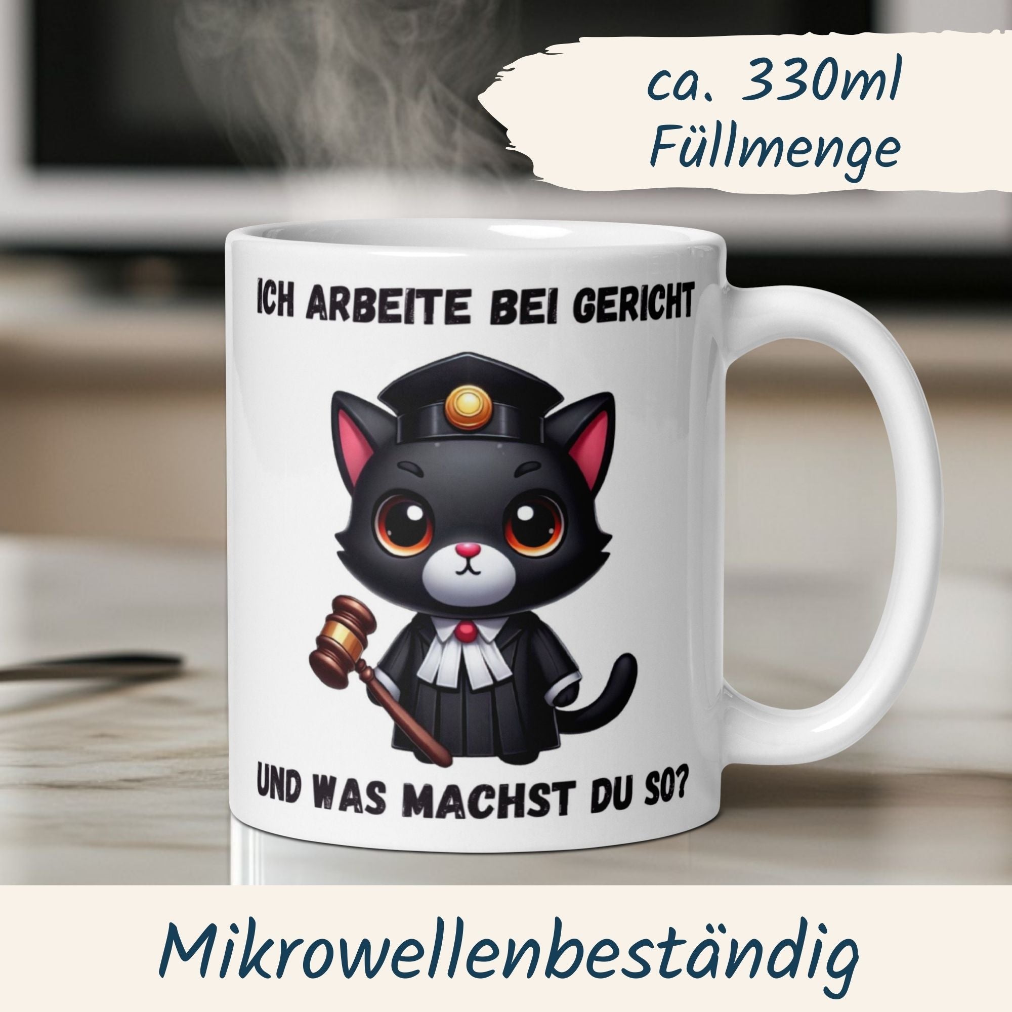 Momentals Tasse mit schwarzer Katze im Richterkostüm und Spruch "Ich arbeite bei Gericht" für Juristen.