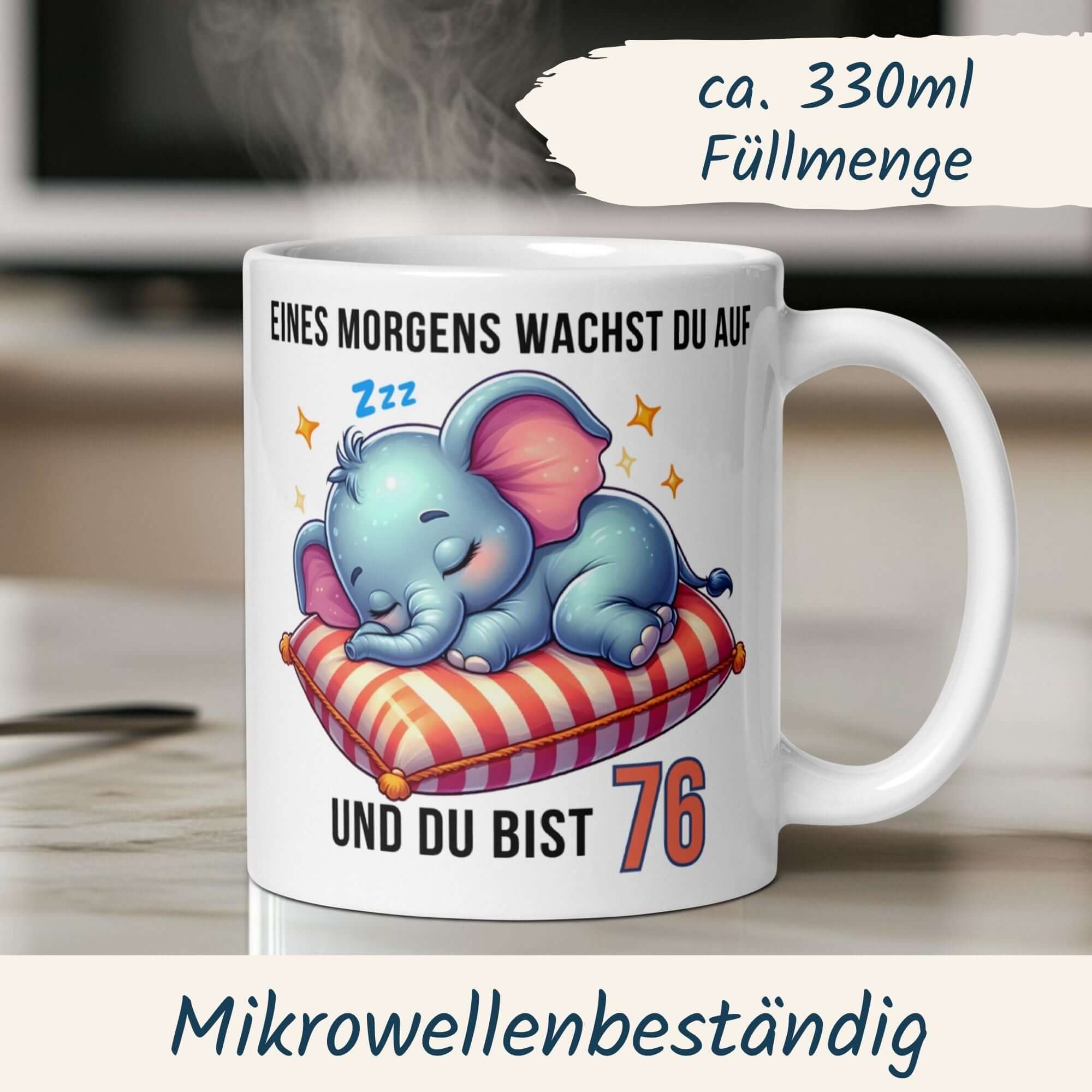 Humorvolle Tasse zum 76. Geburtstag mit schlafendem Elefanten auf Kissen und witzigem Spruch.