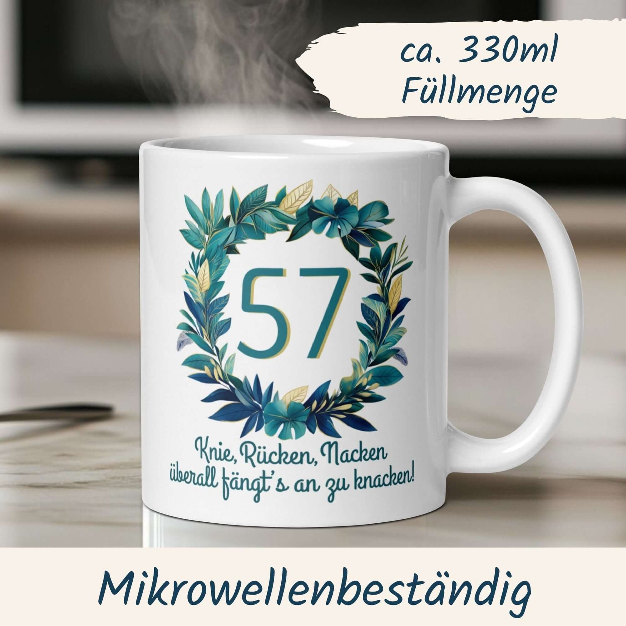Momentals® Tasse 57. Geburtstag | Kranz & Spruch | Knie Rücken Nacken - überall fängts an zu knacken • Momentals