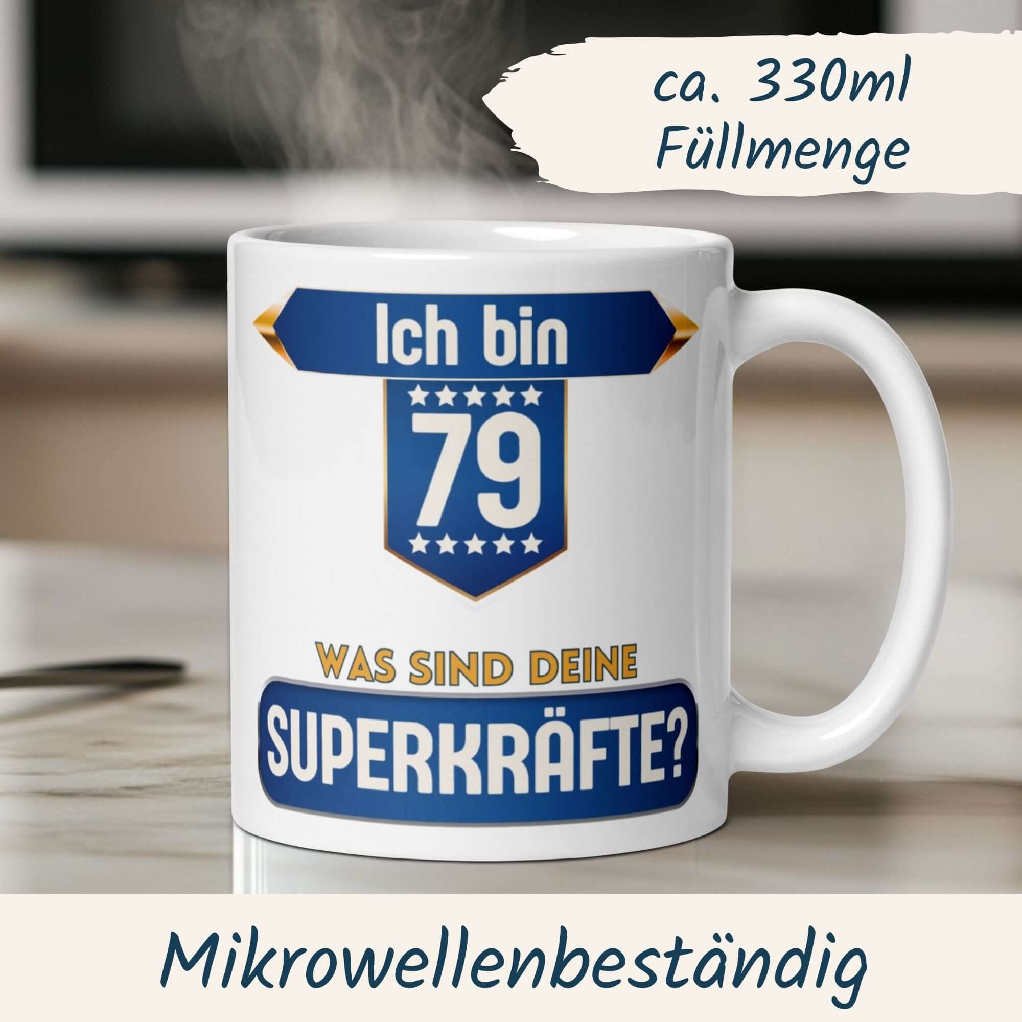 Momentals® Tasse zum 79. Geburtstag mit Superhelden-Design und Spruch "Ich bin 79 – Was sind deine Superkräfte?"