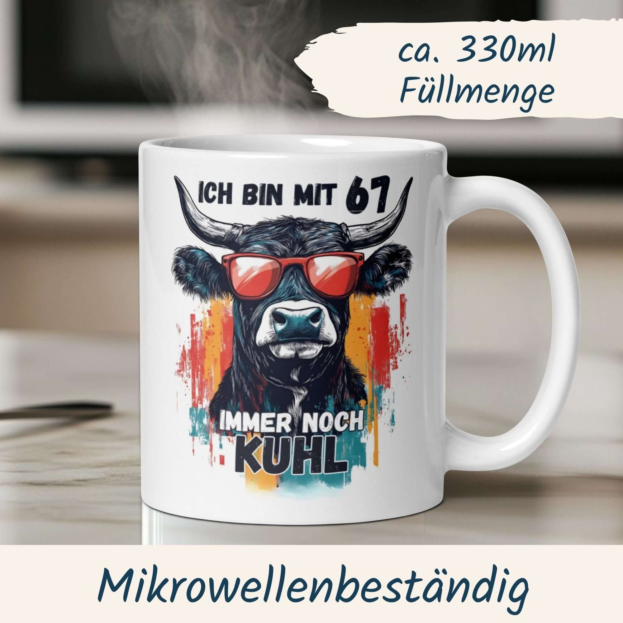 Stylische Keramiktasse mit Kuh und Spruch "Ich bin mit 61 immer noch kuhl" - perfektes Geschenk zum 67. Geburtstag.