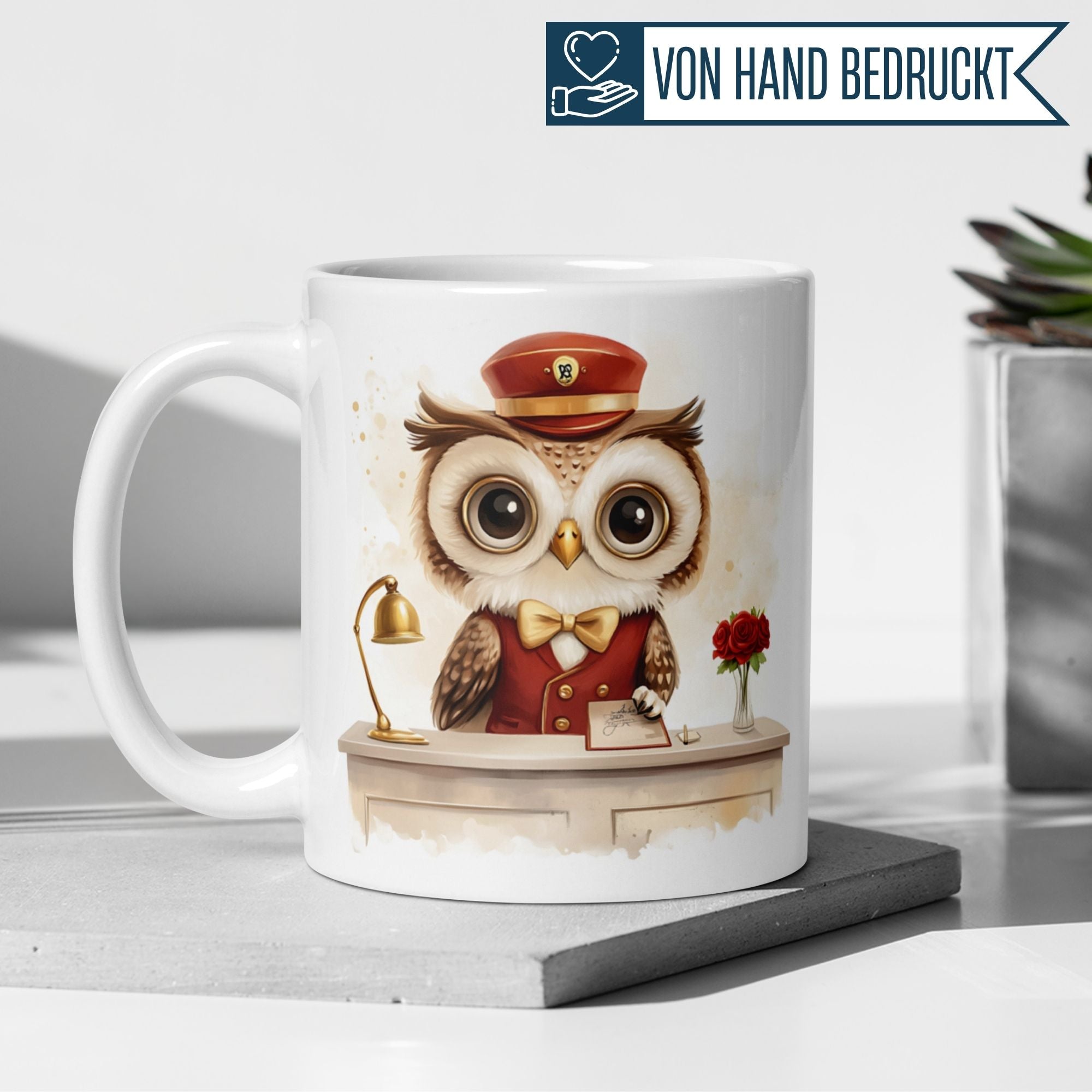 Momentals® Tasse mit süßer Eule als Empfangschef im Hotelstil, perfekt für humorvolle Tierliebhaber.