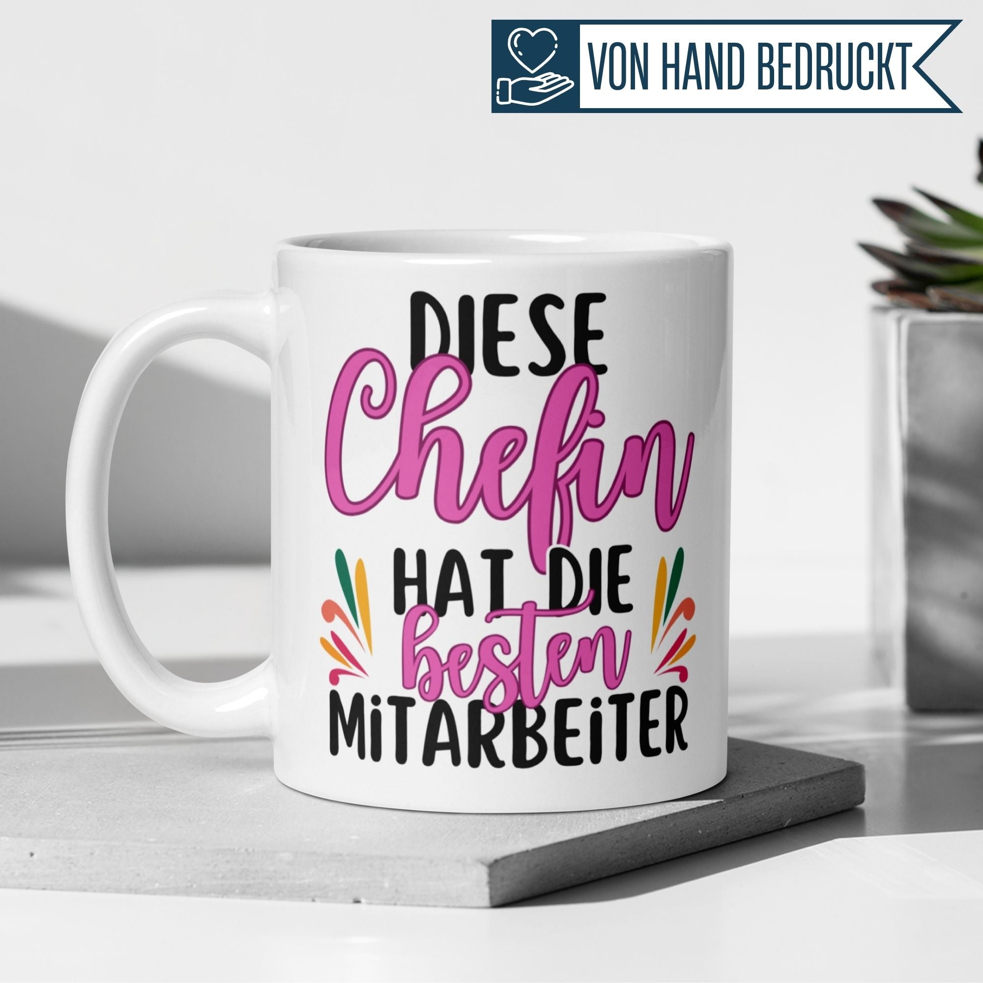 Momentals Tasse mit dem Spruch: „Diese Chefin hat die besten Mitarbeiter“ in bunten Farben.