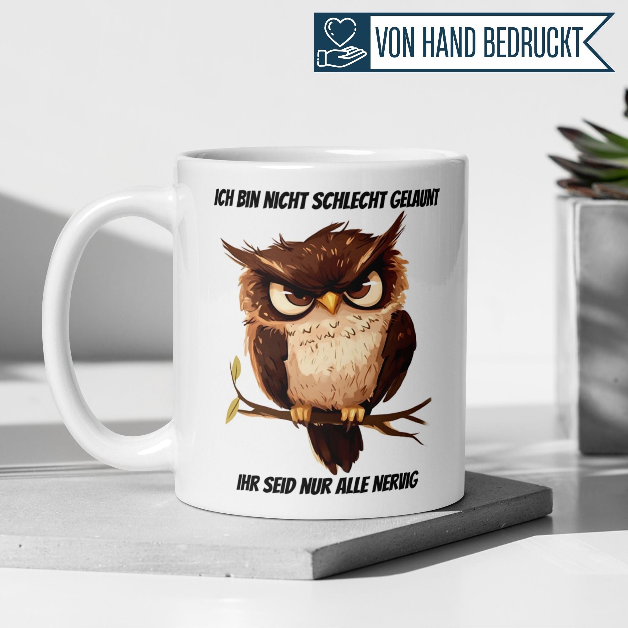 Momentals Tasse mit Eule und Spruch "Ich bin nicht schlecht gelaunt" auf einem Tisch