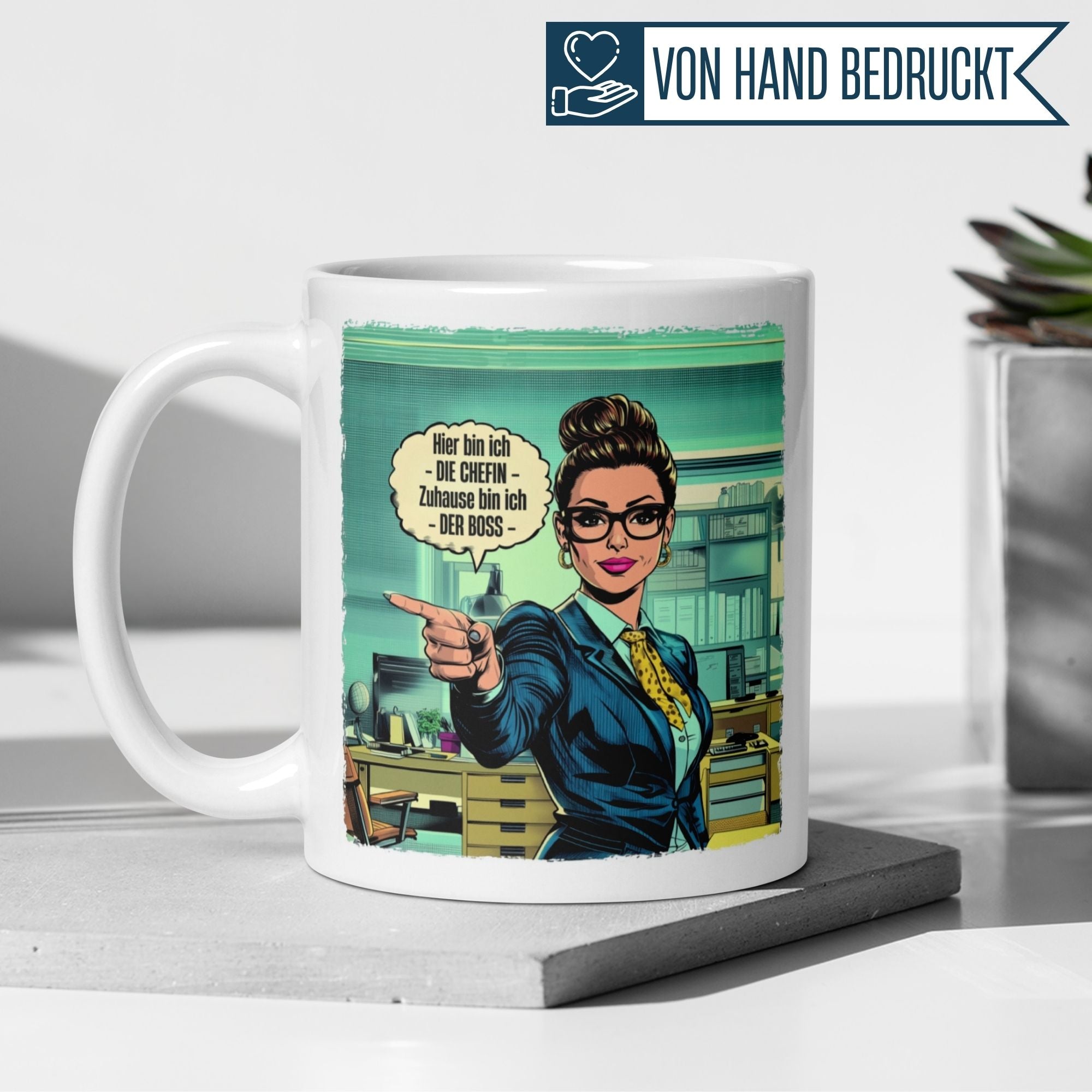 Momentals Tasse Chefin mit Comic-Motiv: "Hier bin ich die Chefin – Zuhause bin ich der Boss" für starke Frauen.