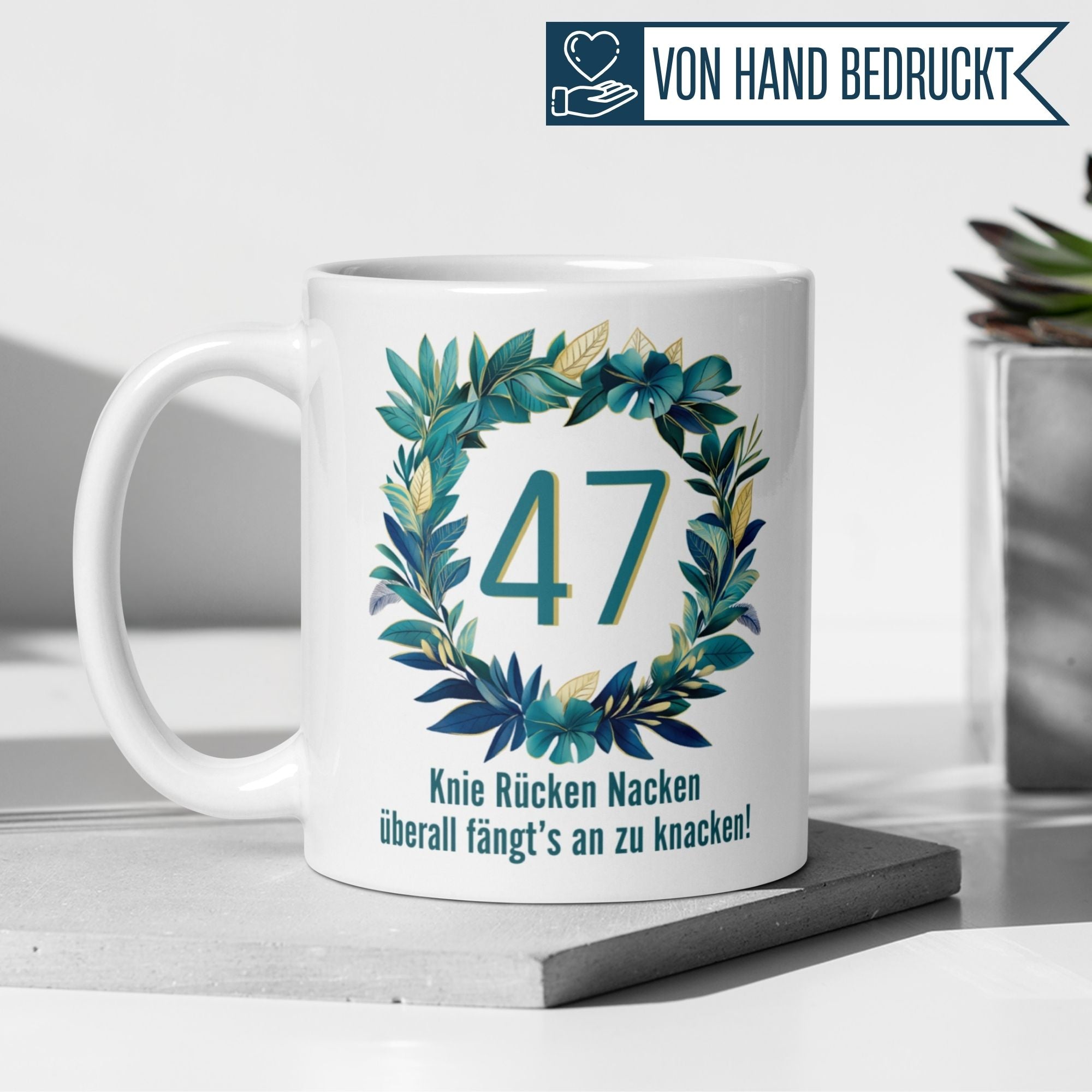 Momentals® Tasse 47. Geburtstag | Zahl & Spruch | Knie Rücken Nacken