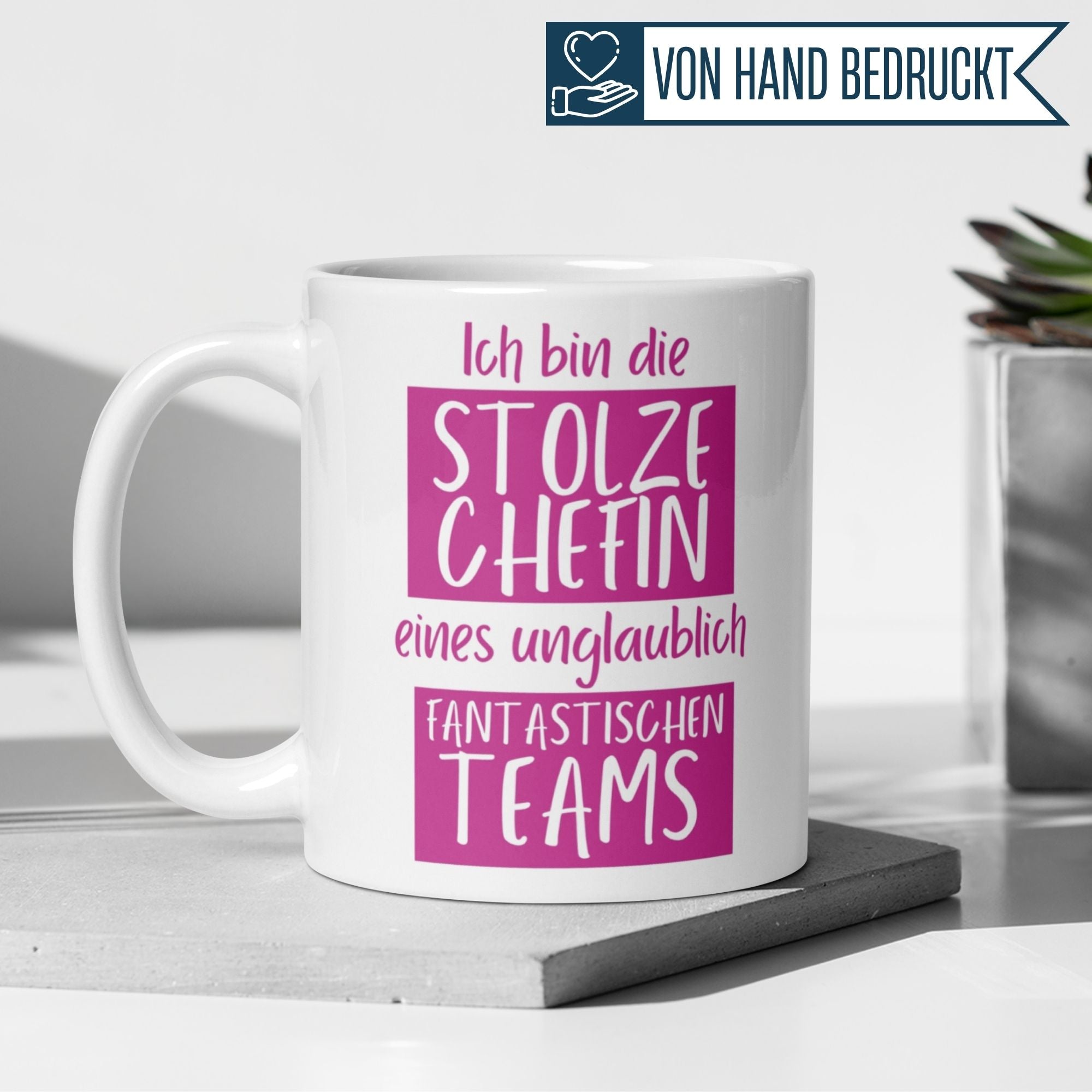 Momentals® Tasse Chefin mit pinkem Design und Spruch für stolze Teamleitungen.