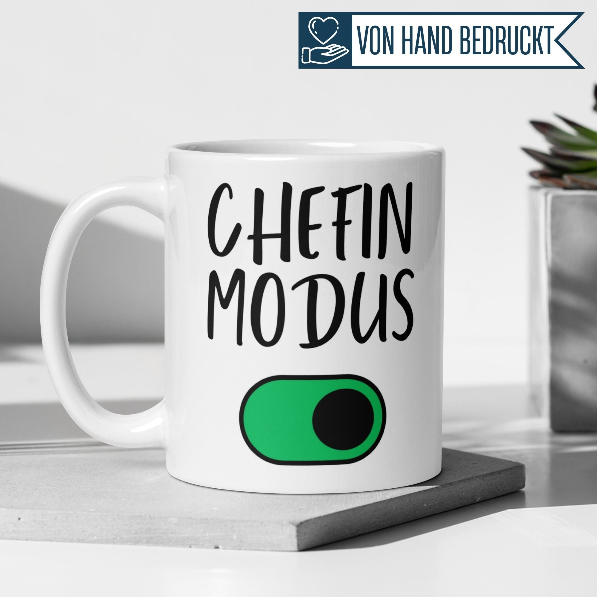 Momentals Tasse mit Spruch 'Chefin Modus' und grünem Einschaltknopf, humorvolles Geschenk für Chefinnen.