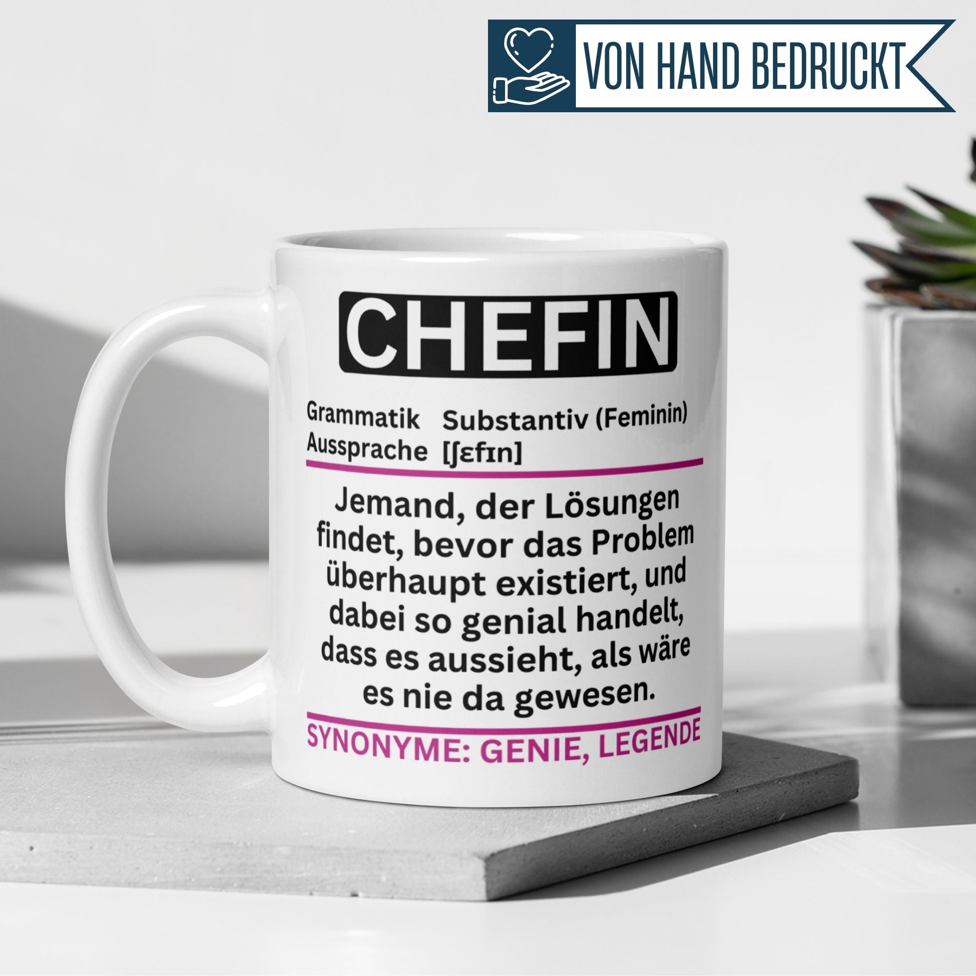 Momentals® Tasse Chefin mit humorvoller Definition und Synonymen für Chefin im Duden-Stil.