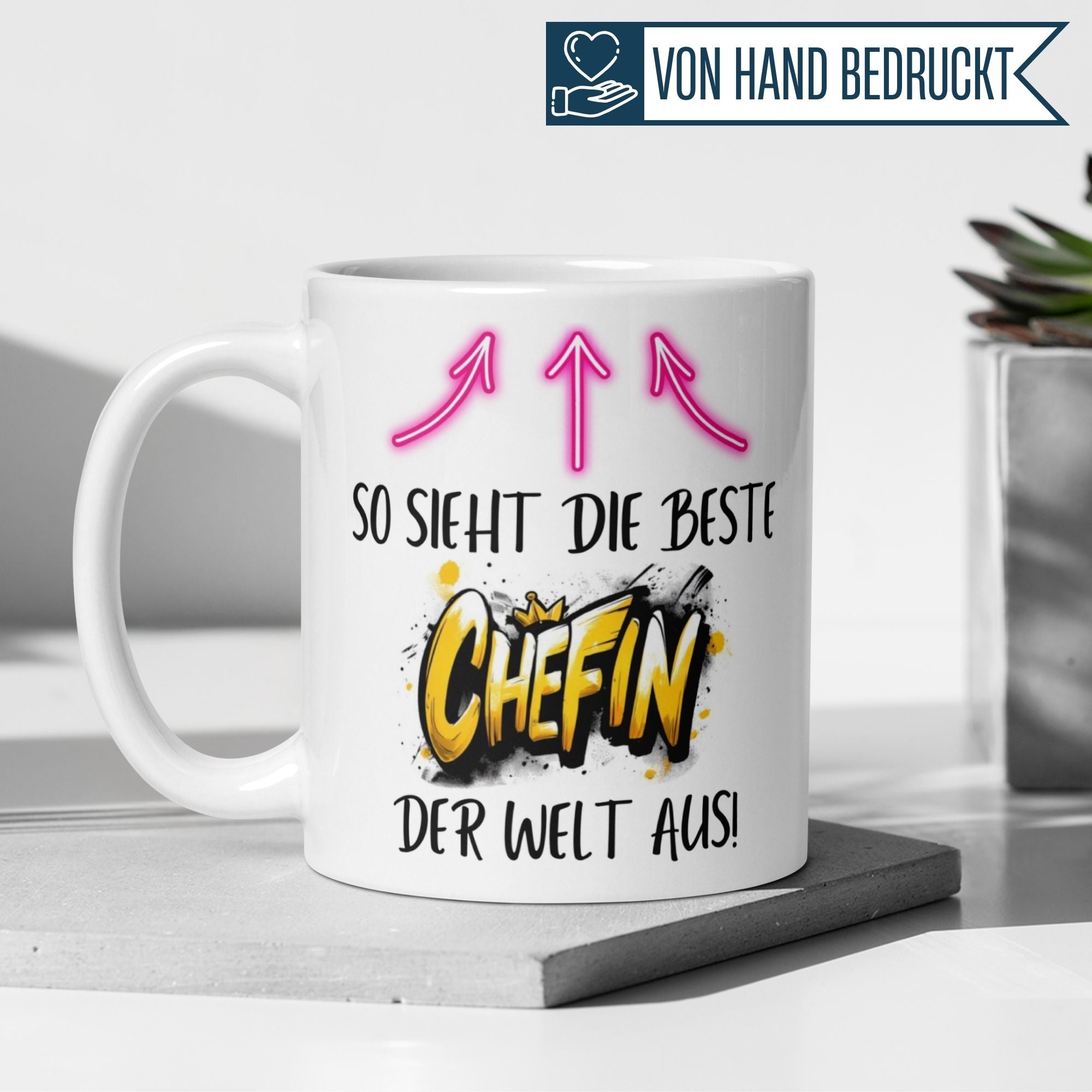 Momentals Tasse für Chefin mit Spruch "So sieht die beste Chefin der Welt aus!" auf hellem Hintergrund.