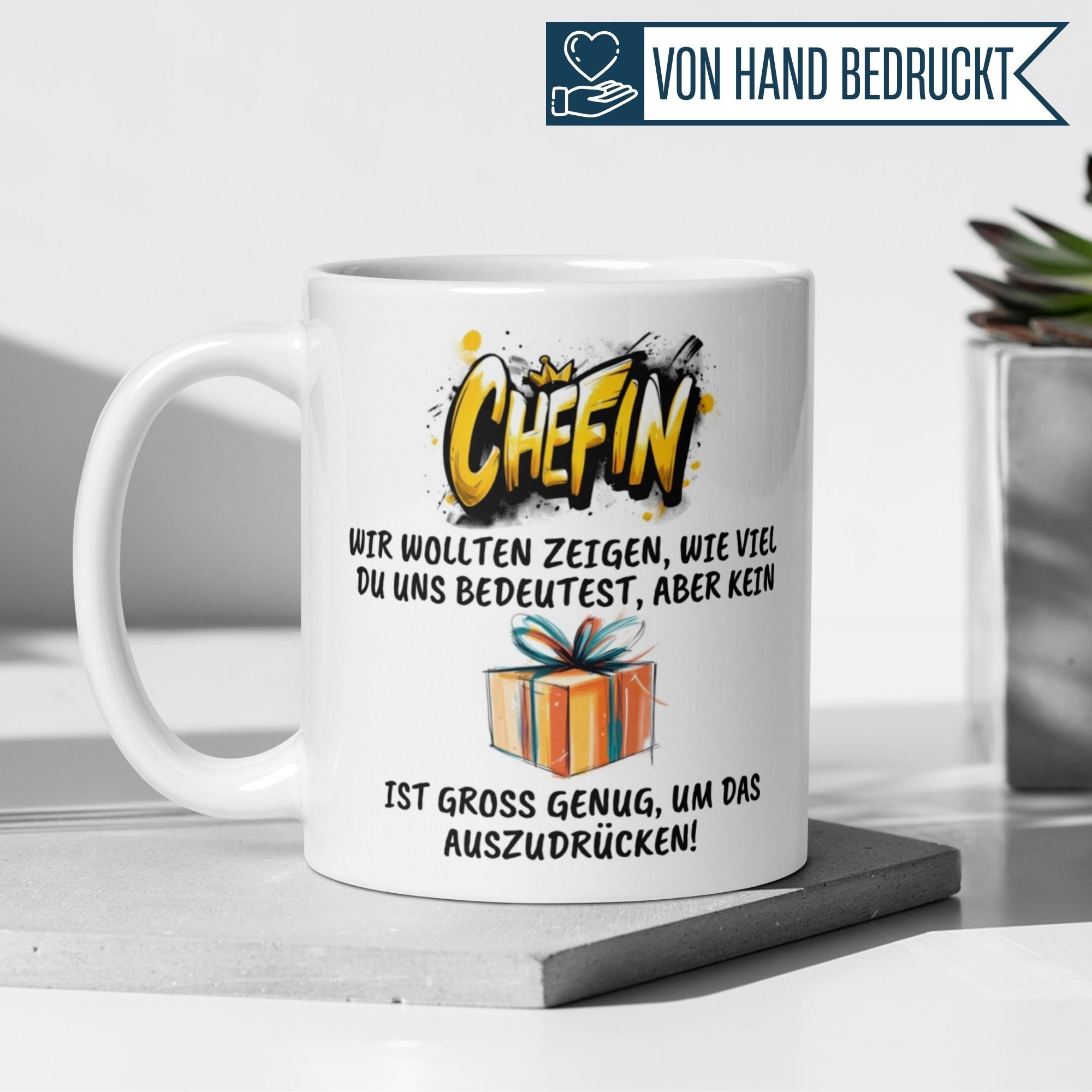Momentals Tasse Chefin mit Spruch über Wertschätzung und Geschenkpaket, ideal für Abschiedsgeschenke.