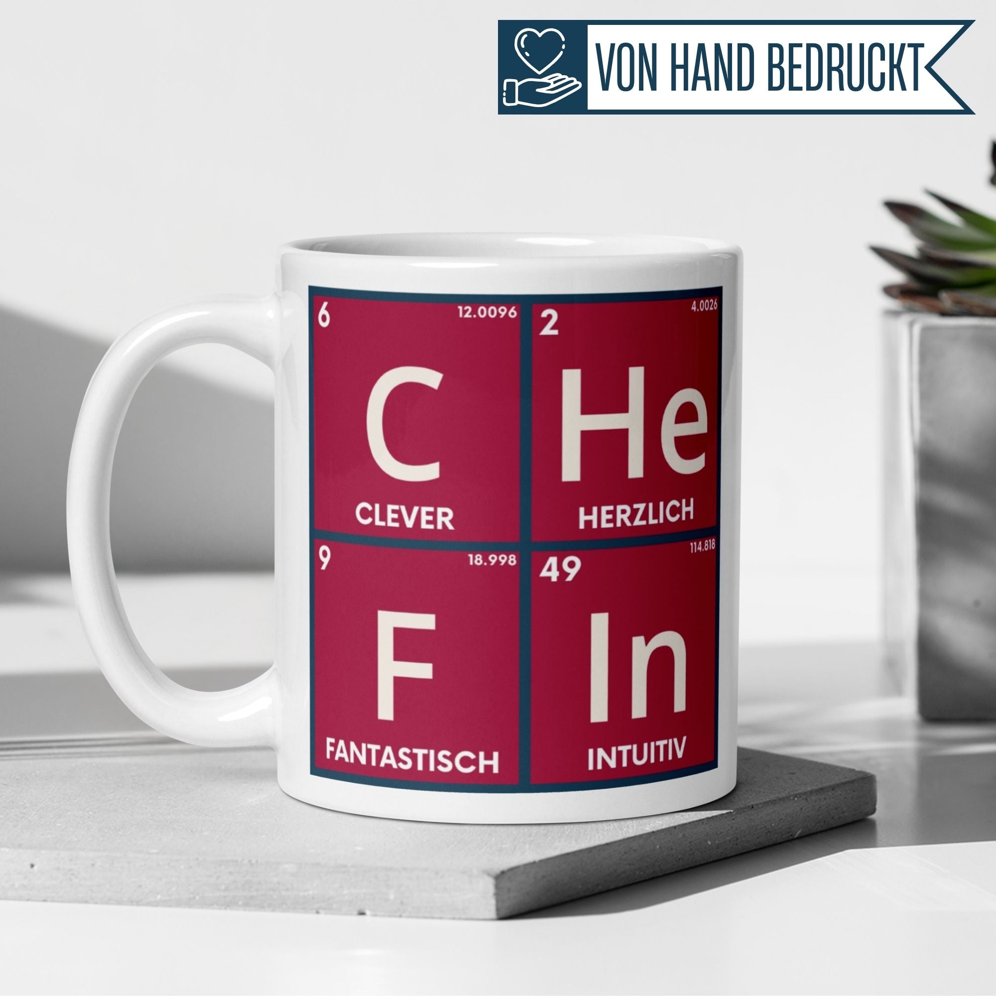 Momentals® Tasse Chefin mit Periodensystem-Elementen: Clever, Herzlich, Fantastisch, Intuitiv auf rotem Hintergrund.
