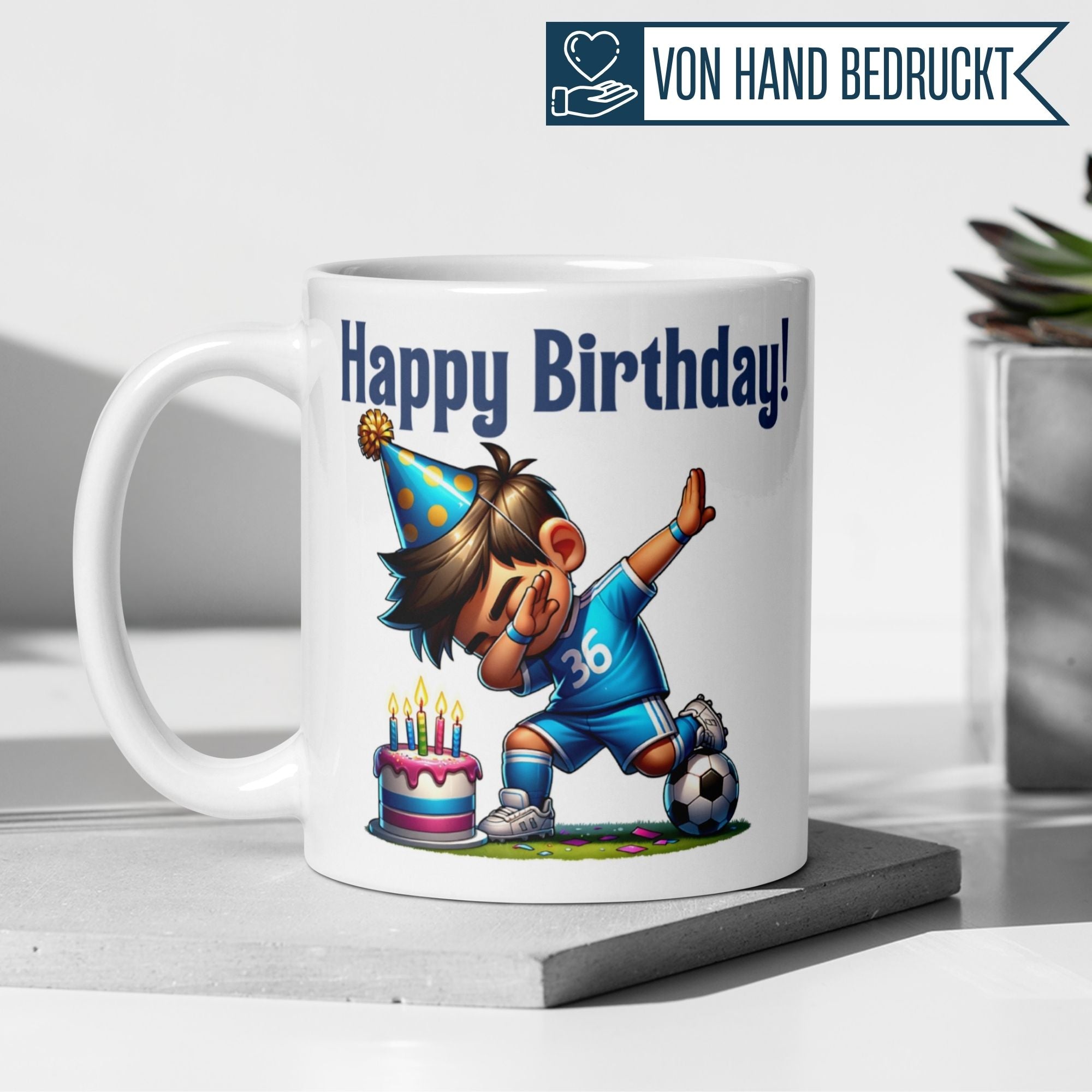 Momentals® Tasse für Fußballgeburtstage mit Dabbing-Jubel und Geburtstagskuchen.