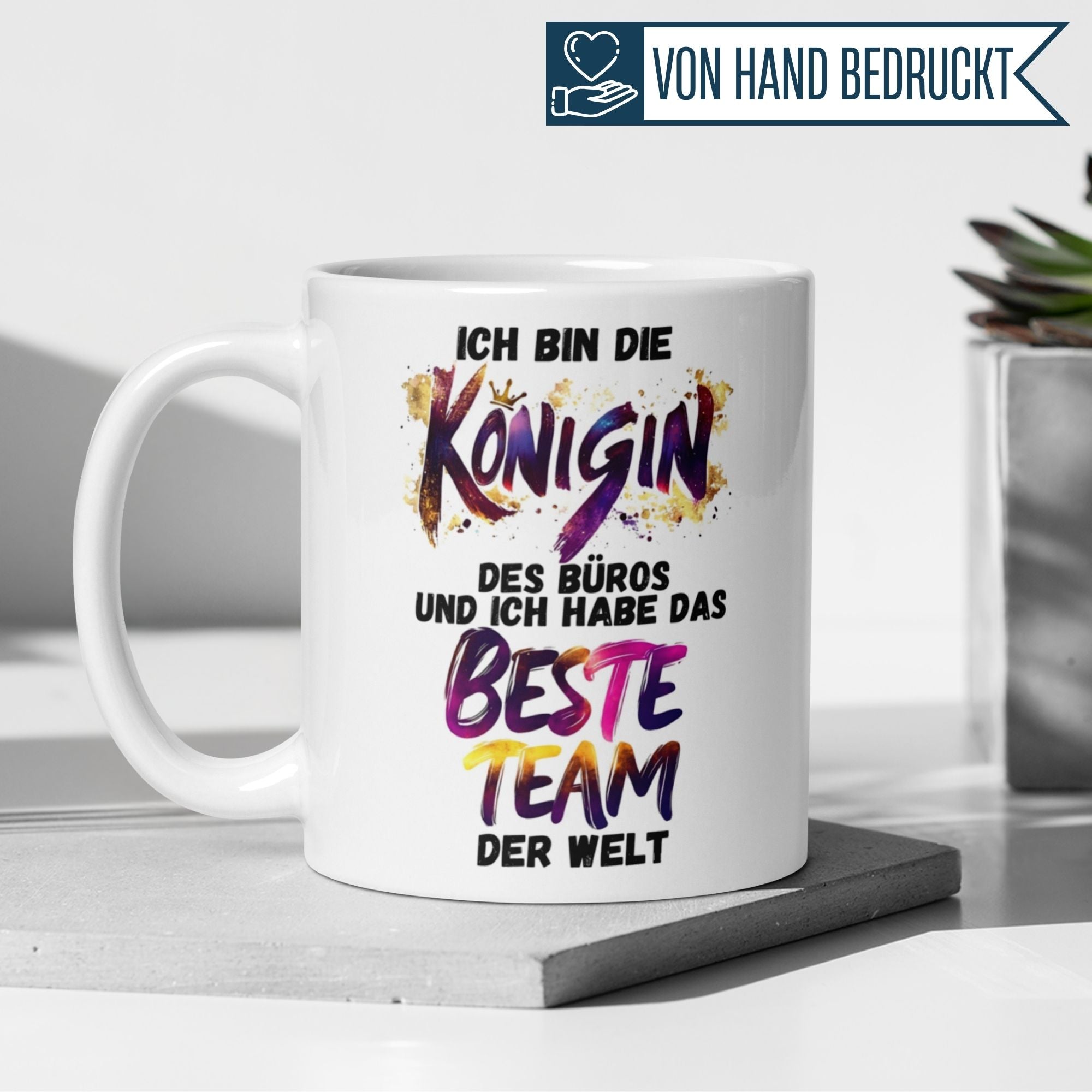 Momentals® Tasse für Chefin mit Spruch: "Königin des Büros und das beste Team der Welt" in bunten Farben.
