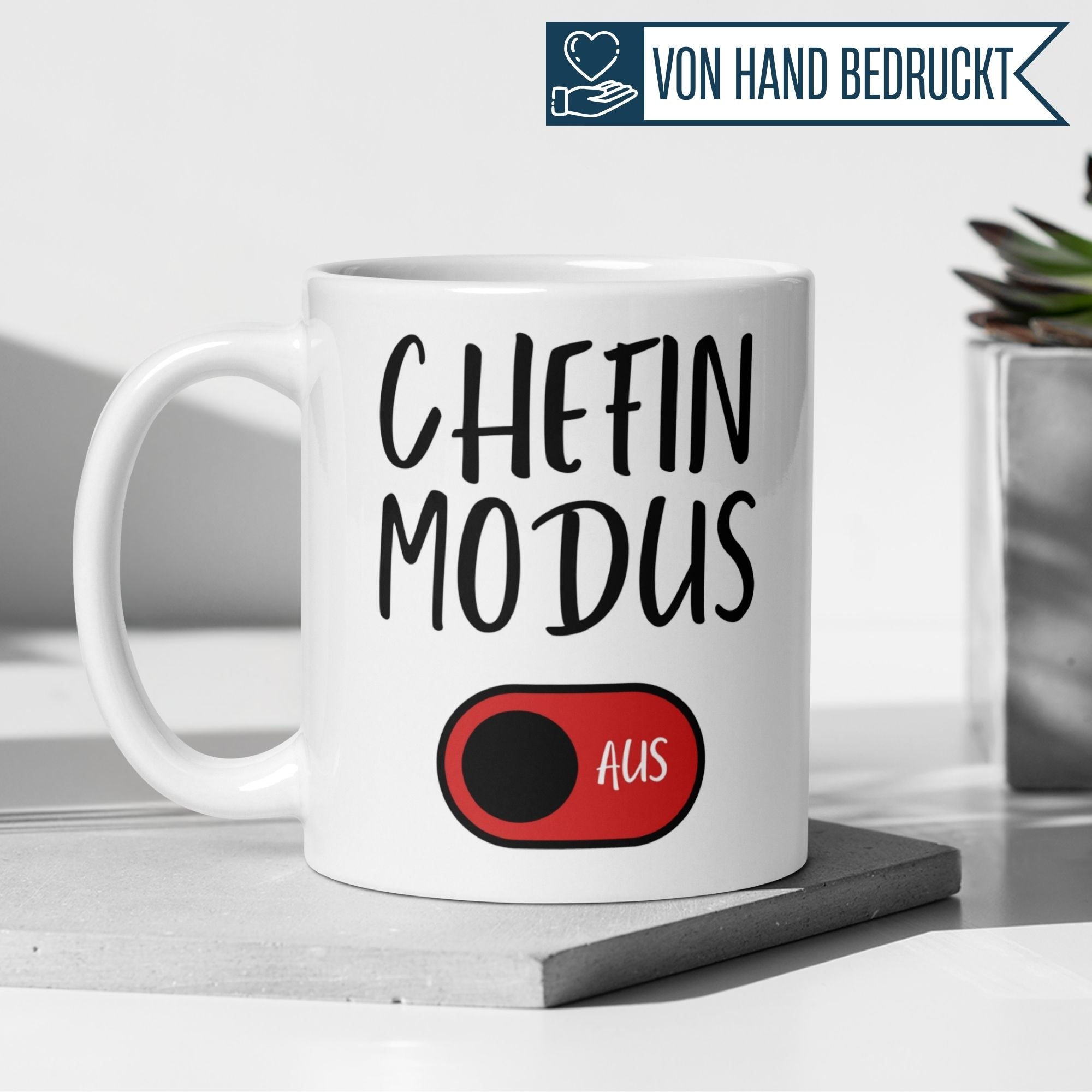 Momentals Tasse 'Chefin Modus AUS' mit humorvollem Design für Abschiedsgeschenke an weibliche Führungskräfte.