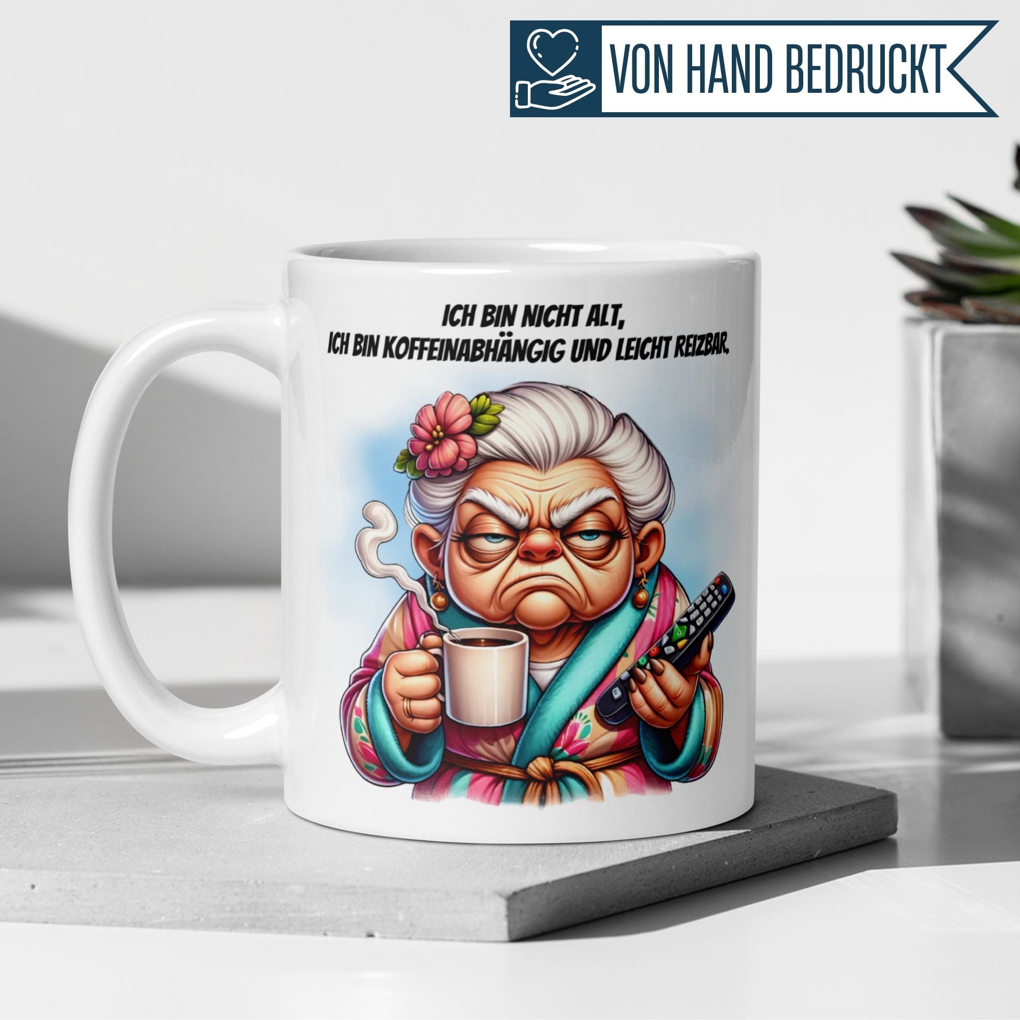 Momentals® Tasse mit Cartoon Oma, Spruch: "Ich bin nicht alt, ich bin koffeinabhängig und leicht reizbar".