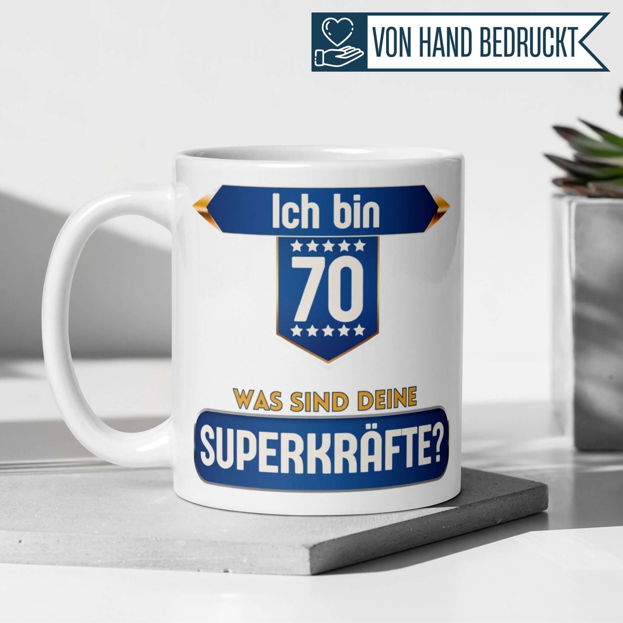 Weiße Tasse zum 70. Geburtstag mit Aufschrift "Ich bin 70, was sind deine Superkräfte?", ideal für humorvolle Kaffeeliebhaber.