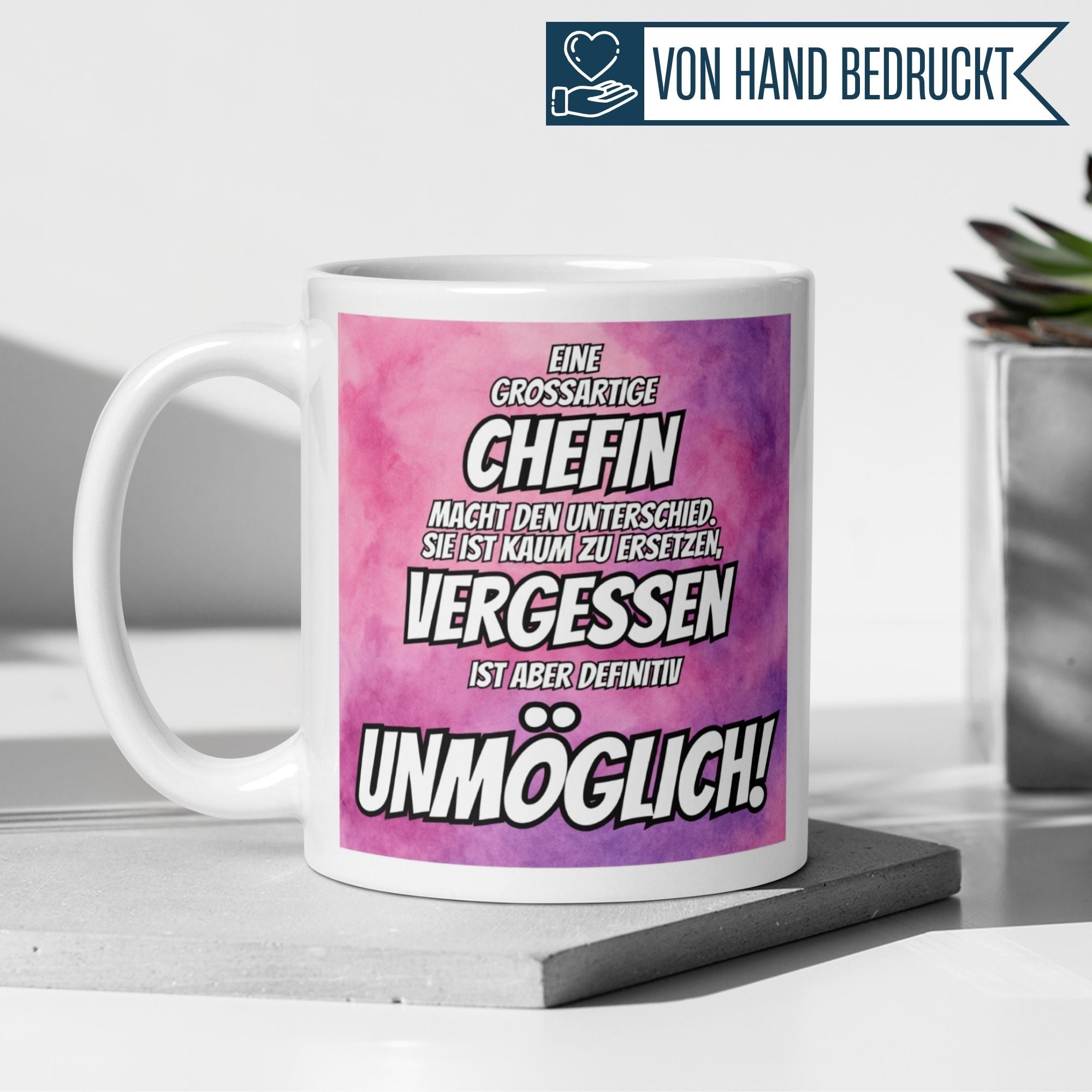 Momentals® Tasse Chefin mit humorvollem Spruch über Wertschätzung im pink-lila Aquarell-Design.