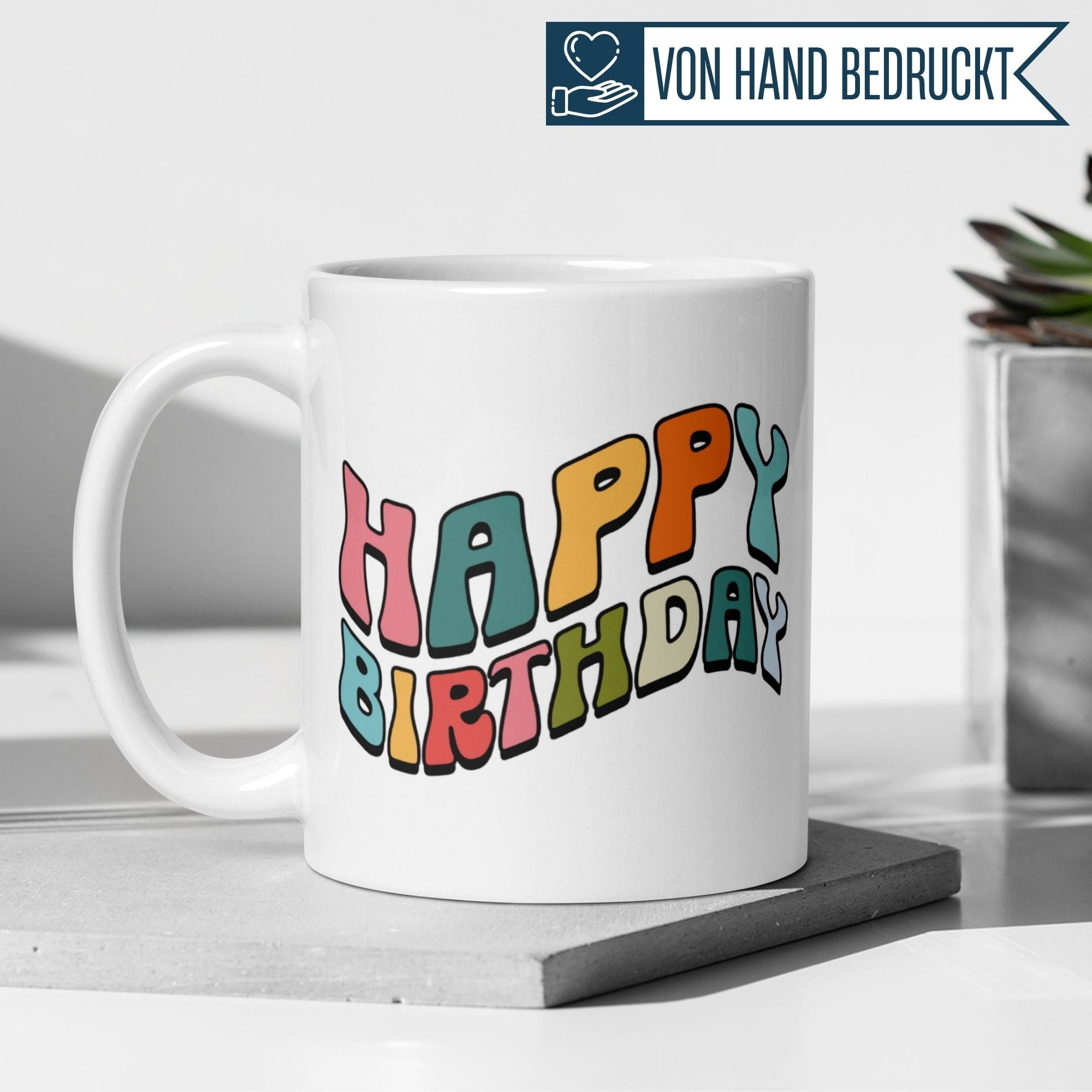 Bunte Momentals Tasse mit 'Happy Birthday' Schriftzug im Retro-Stil, perfekt für Feierlichkeiten.
