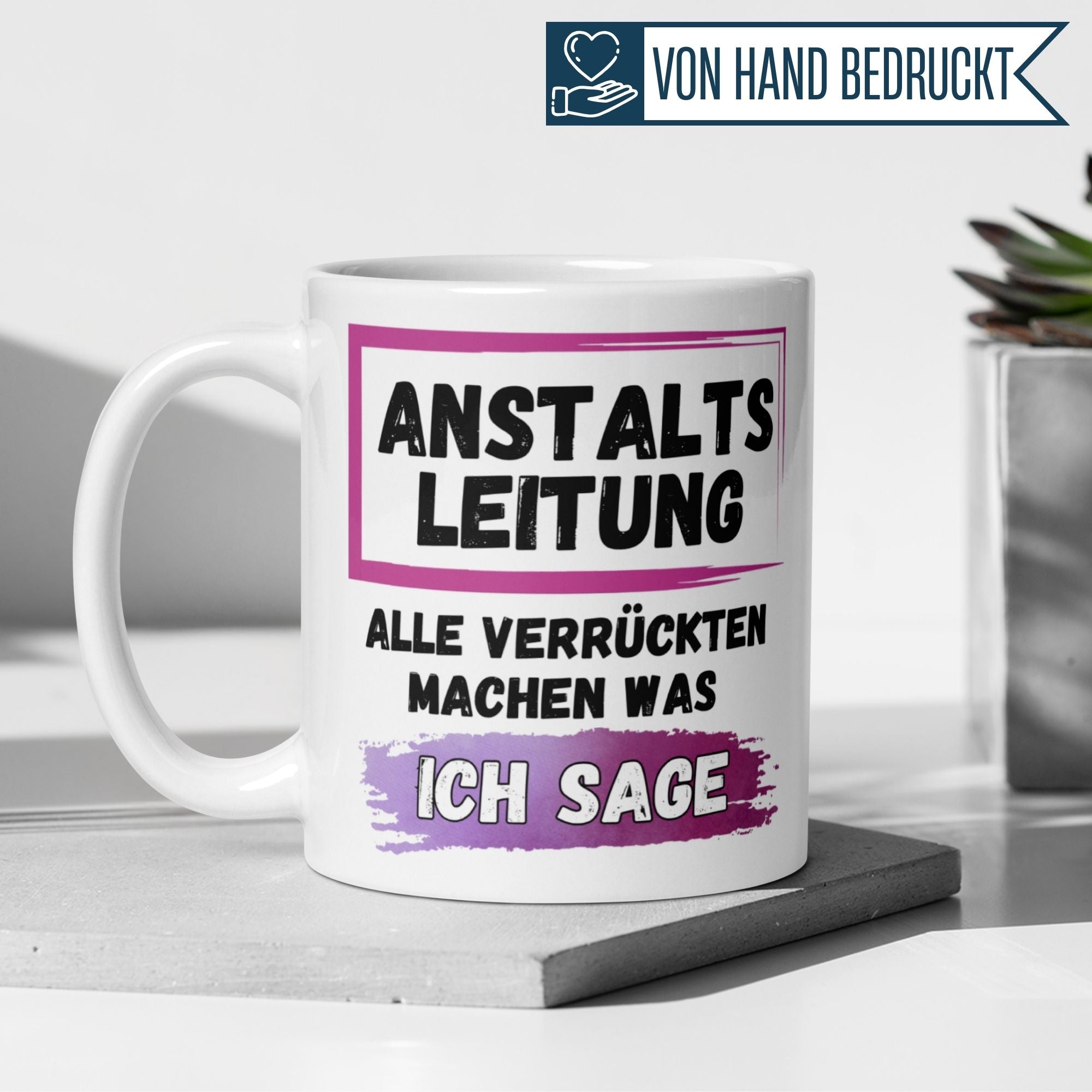 Momentals Tasse Chefin mit humorvollem Spruch: "Anstaltsleitung – Alle Verrückten machen was ich sage".